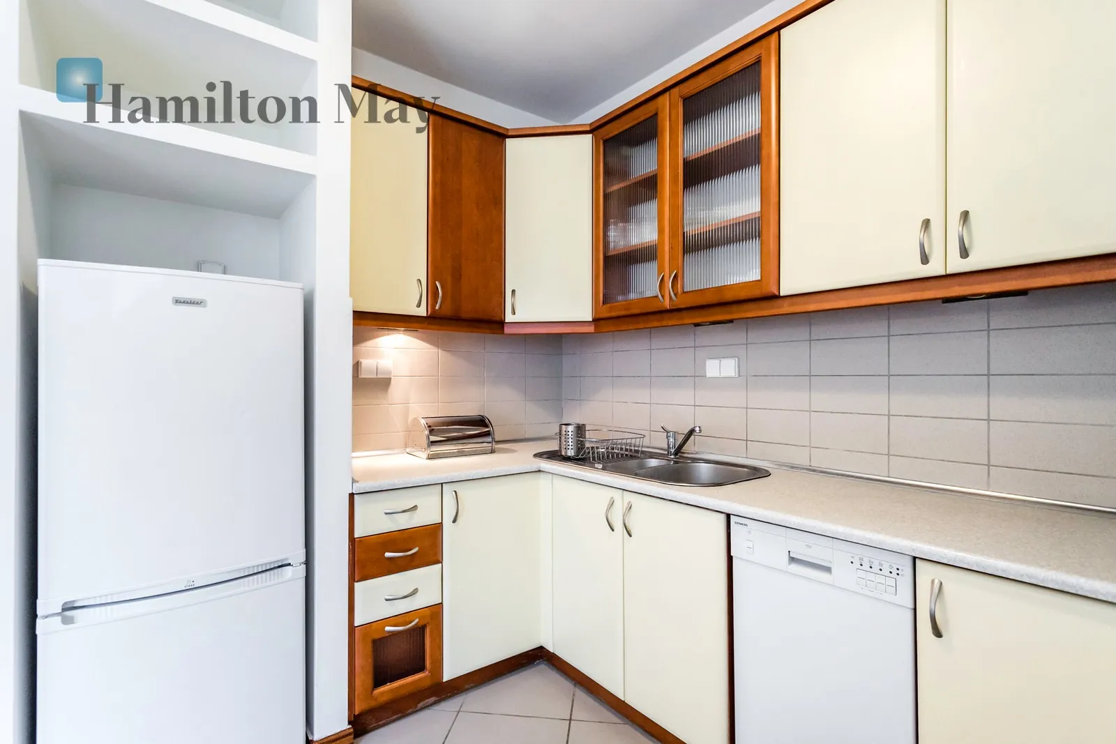 Subregion: Śródmieście Południowe Distance to centre: 0.46 km Level: 3 Price: 4300 PLN Bedrooms: 2 Bathrooms: 1 Size: 64m2 Price/m2: 67 PLN - slider