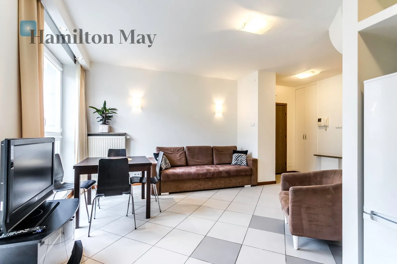 City: Warszawa Street: Hoża Region: Śródmieście Subregion: Śródmieście Południowe Distance to centre: 0.46 km Level: 3 Price: 4300 PLN Bedrooms: 2 Bathrooms: 1 Size: 64m2 - slider