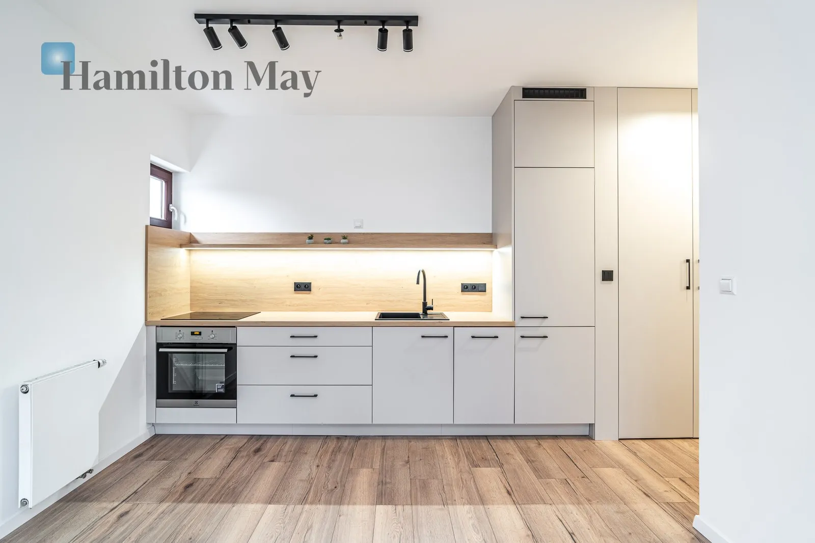 Street: Morelowa Region: Zwierzyniec Distance to centre: 4.65 km Price: 3700 PLN Bedrooms: 1 Bathrooms: 1 Size: 50m2 - slider