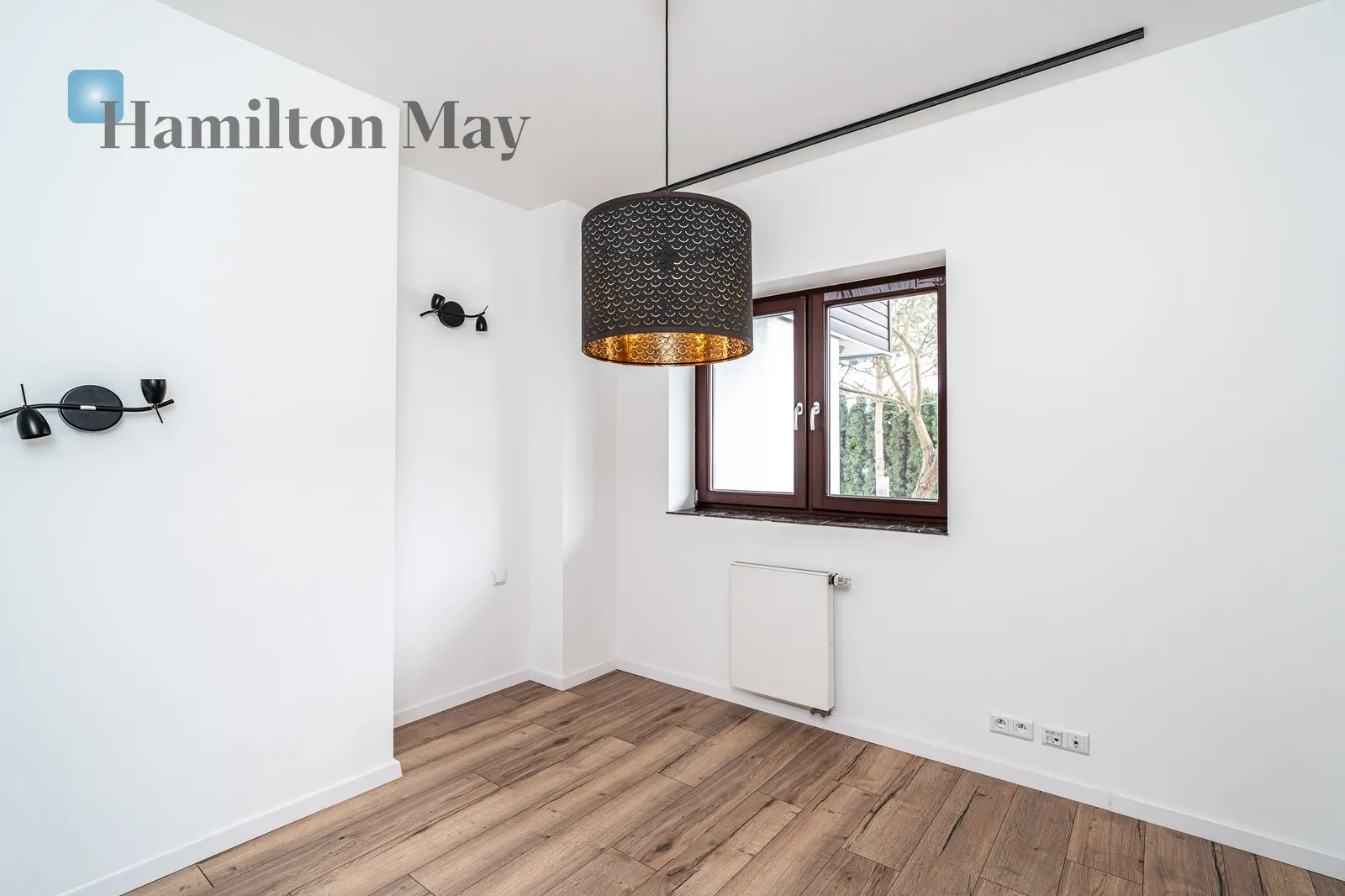 Street: Morelowa Region: Zwierzyniec Distance to centre: 4.65 km Price: 3700 PLN Bedrooms: 1 Bathrooms: 1 - slider