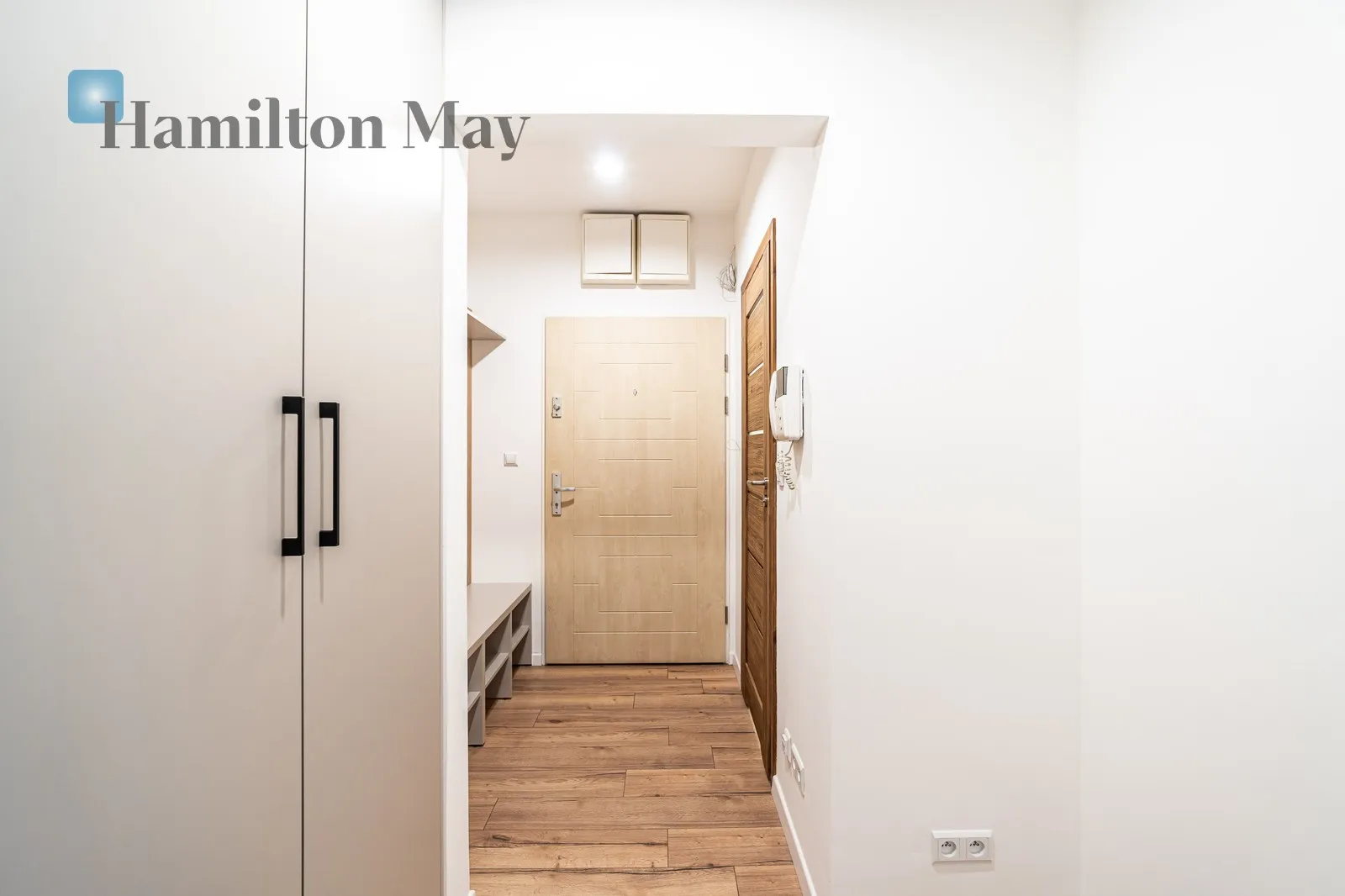 Distance to centre: 4.65 km Price: 3700 PLN Bedrooms: 1 Bathrooms: 1 Size: 50m2 - slider