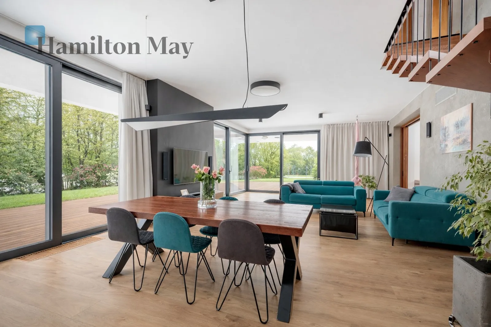 City: Kraków Street: Tuchowska Region: Swoszowice Distance to centre: 8.32 km Price: 5635000 PLN Bedrooms: 5 Bathrooms: 3 Plot size: 7700m2 - slider