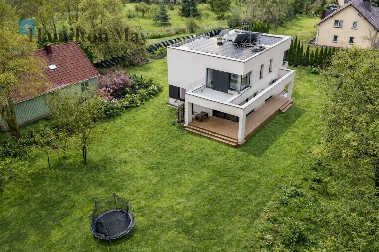 City: Kraków Street: Tuchowska Region: Swoszowice Distance to centre: 8.32 km Price: 5635000 PLN Bedrooms: 5 Bathrooms: 3 - slider