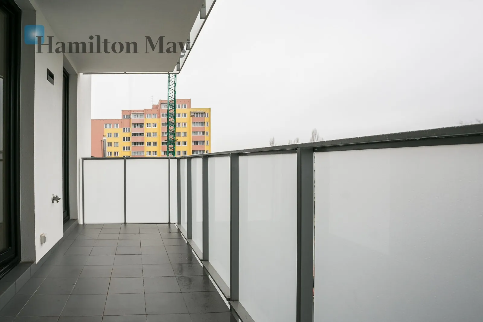 Distance to centre: 2.56 km Level: 4 Price: 4000 PLN Bedrooms: 1 Bathrooms: 1 Size: 37m2 Price/m2: 108 PLN - slider