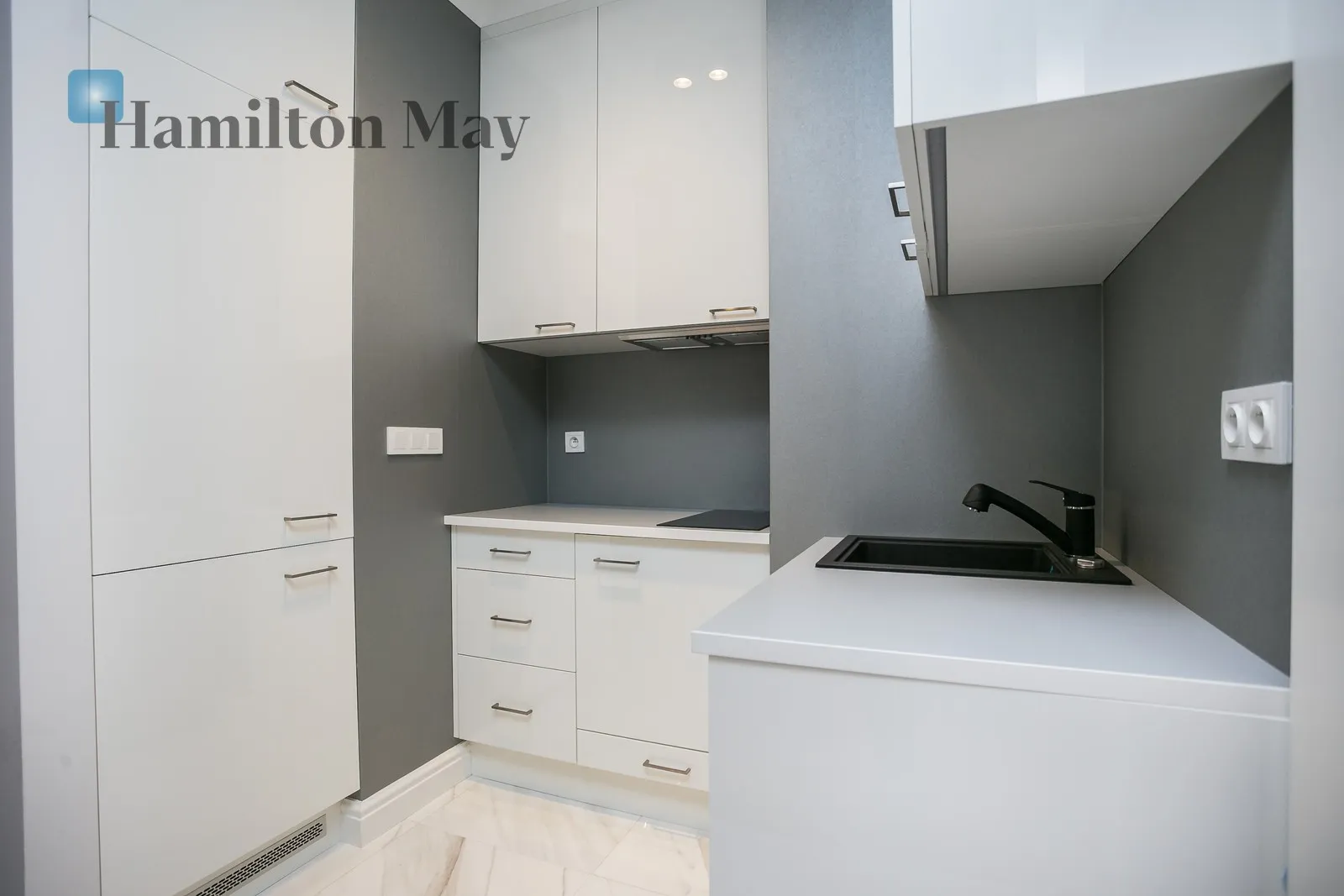 City: Warszawa Street: Dzielna Region: Wola Subregion: Nowolipki Distance to centre: 2.56 km Level: 4 Price: 4000 PLN Bedrooms: 1 - slider