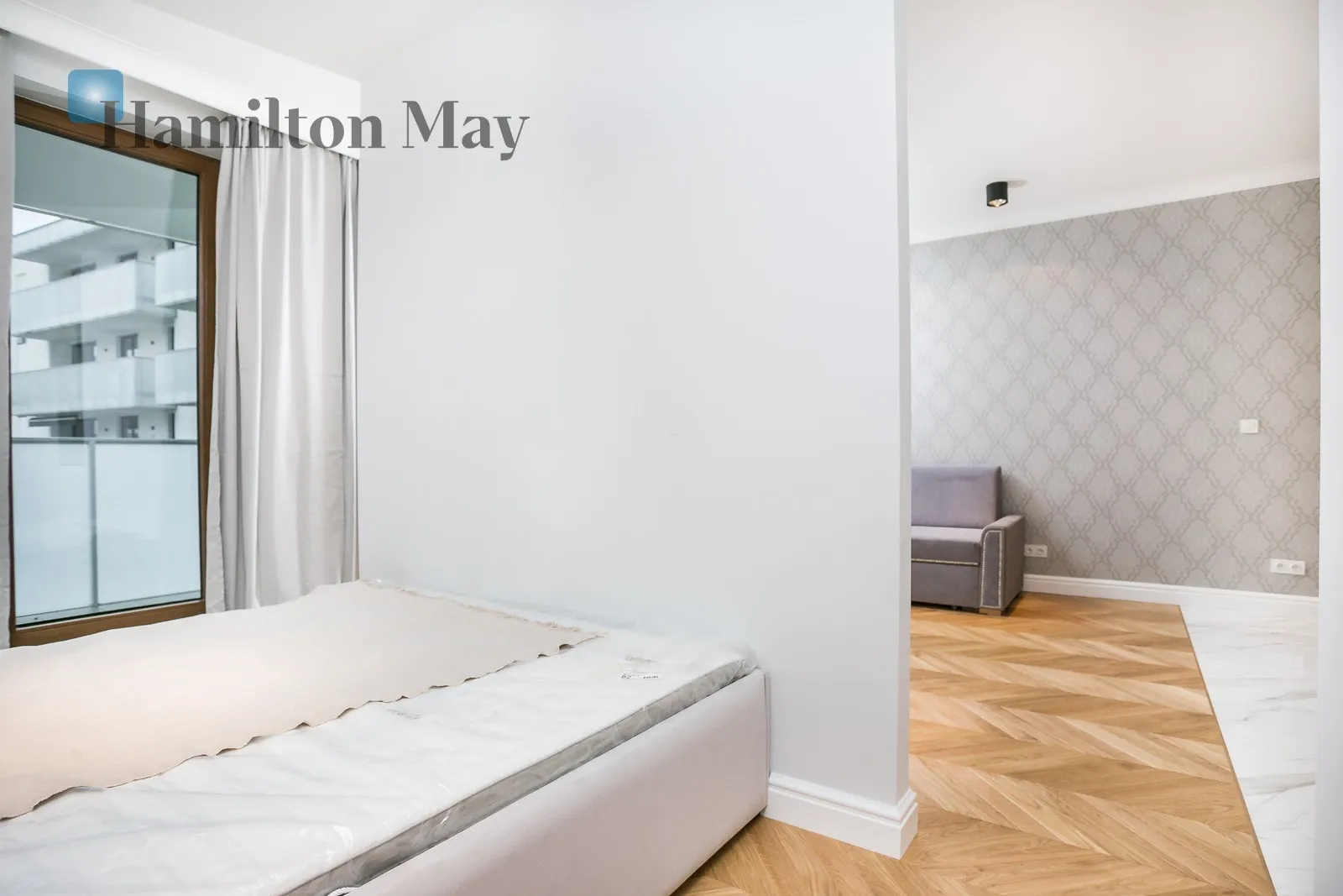 Street: Dzielna Region: Wola Subregion: Nowolipki Distance to centre: 2.56 km Level: 4 Price: 4000 PLN Bedrooms: 1 Bathrooms: 1 Size: 37m2 - slider