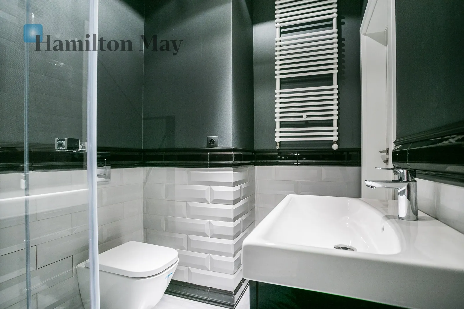 Street: Dzielna Region: Wola Subregion: Nowolipki Distance to centre: 2.56 km Level: 4 Price: 4000 PLN Bedrooms: 1 - slider