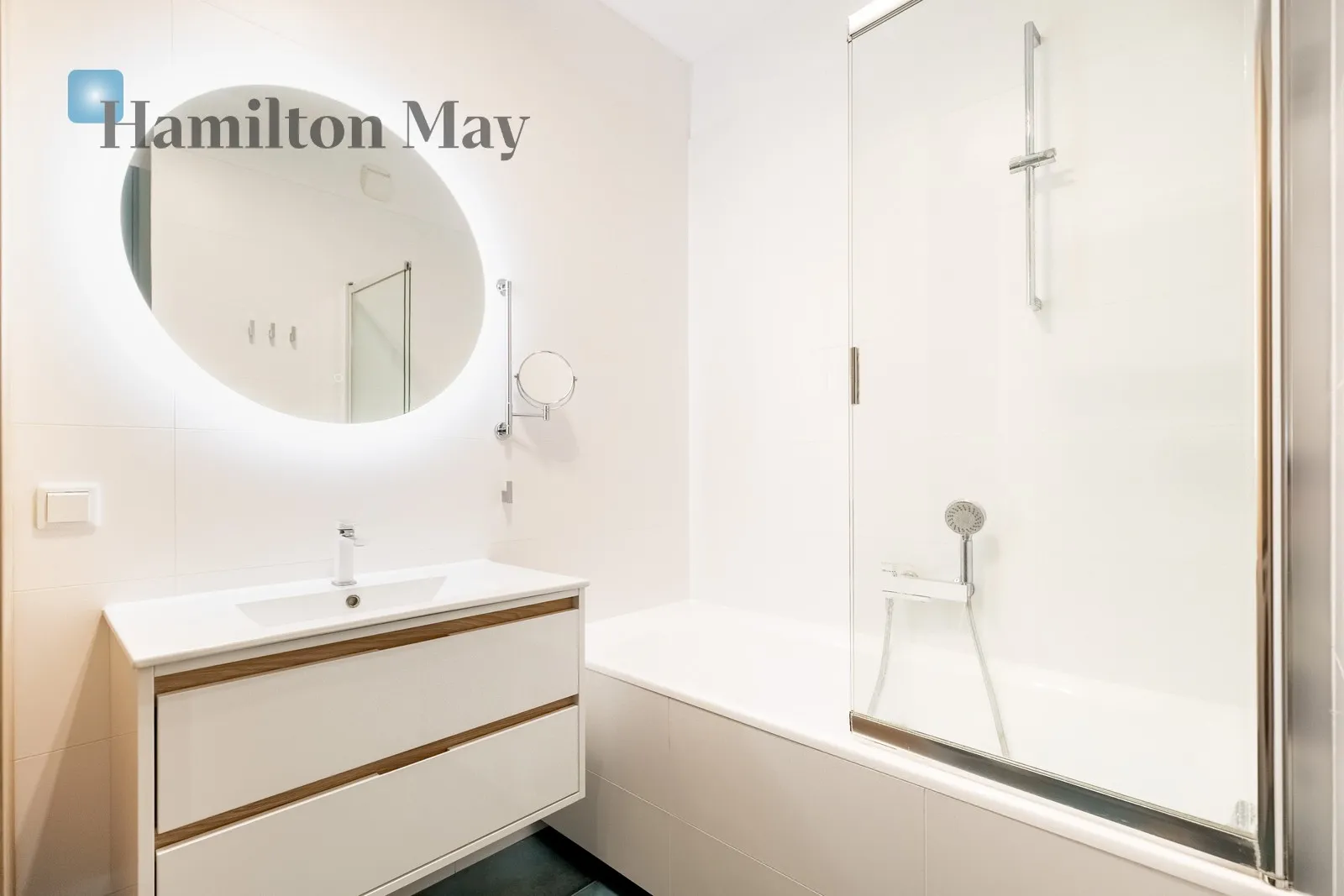 Distance to centre: 2.1 km Level: 4 Price: 1700000 PLN Bedrooms: 2 Bathrooms: 2 - slider