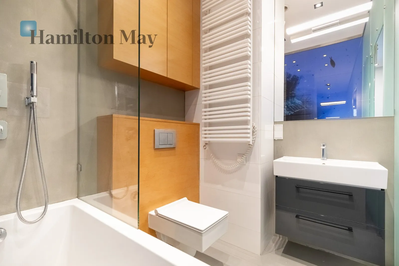 Розкішна двокімнатна квартира в чудово відремонтованому багатоквартирному будинку - slider