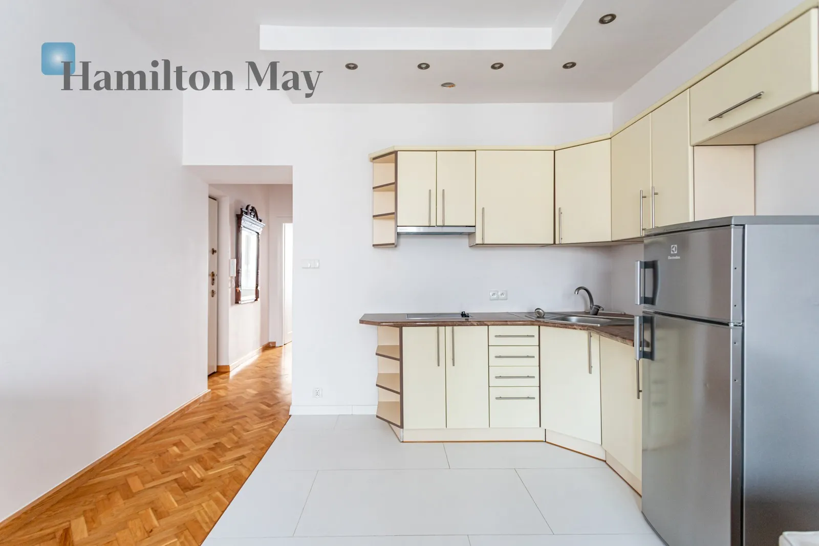 Region: Ochota Subregion: Filtry Distance to centre: 2.03 km Level: 4 Price: 3200 PLN Bedrooms: 1 Bathrooms: 1 Size: 42m2 Price/m2: 76 PLN - slider