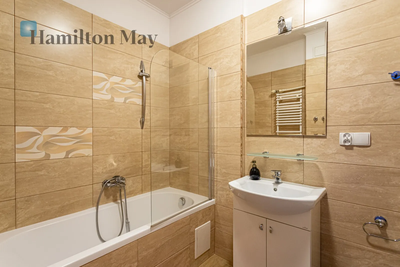 Street: Filtrowa Region: Ochota Subregion: Filtry Distance to centre: 2.03 km Level: 4 Price: 3200 PLN Bedrooms: 1 - slider