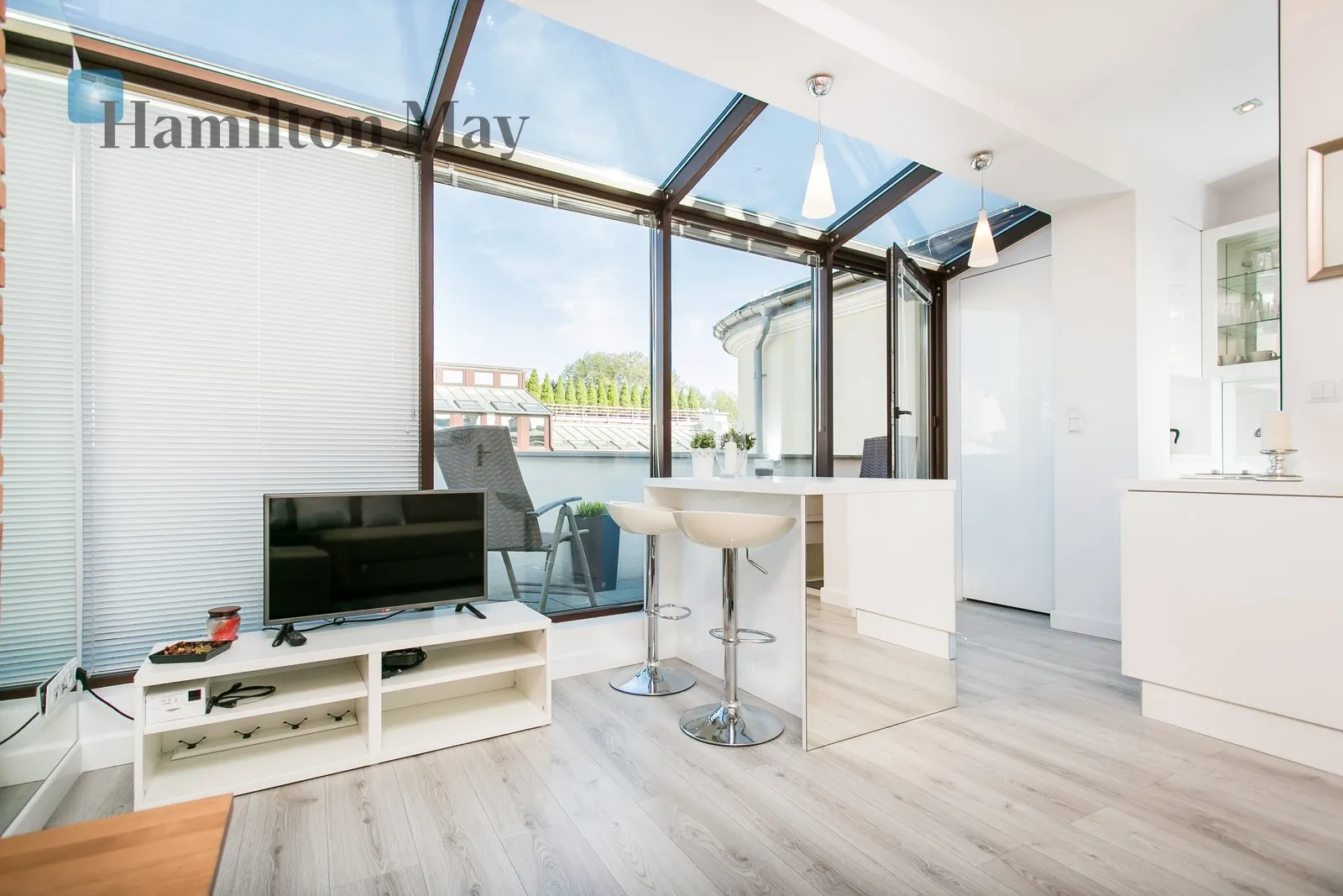 Street: Mikołaja Kopernika Region: Stare Miasto Level: 4 Price: 3200 PLN Bedrooms: 0 Bathrooms: 1 Size: 25m2 - slider