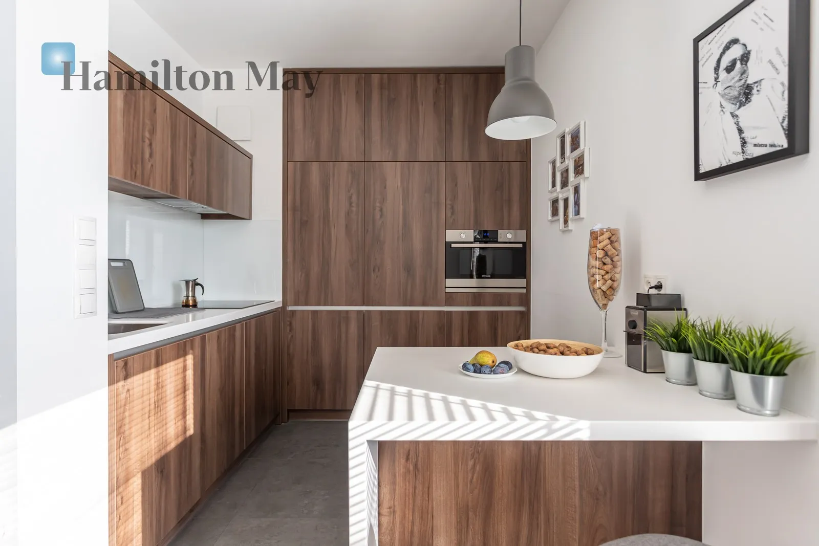 Street: Pańska Region: Wola Subregion: Mirów Distance to centre: 1.56 km Level: 6 Price: 6800 PLN Bedrooms: 2 Bathrooms: 2 Size: 70m2 Price/m2: 97 PLN - slider