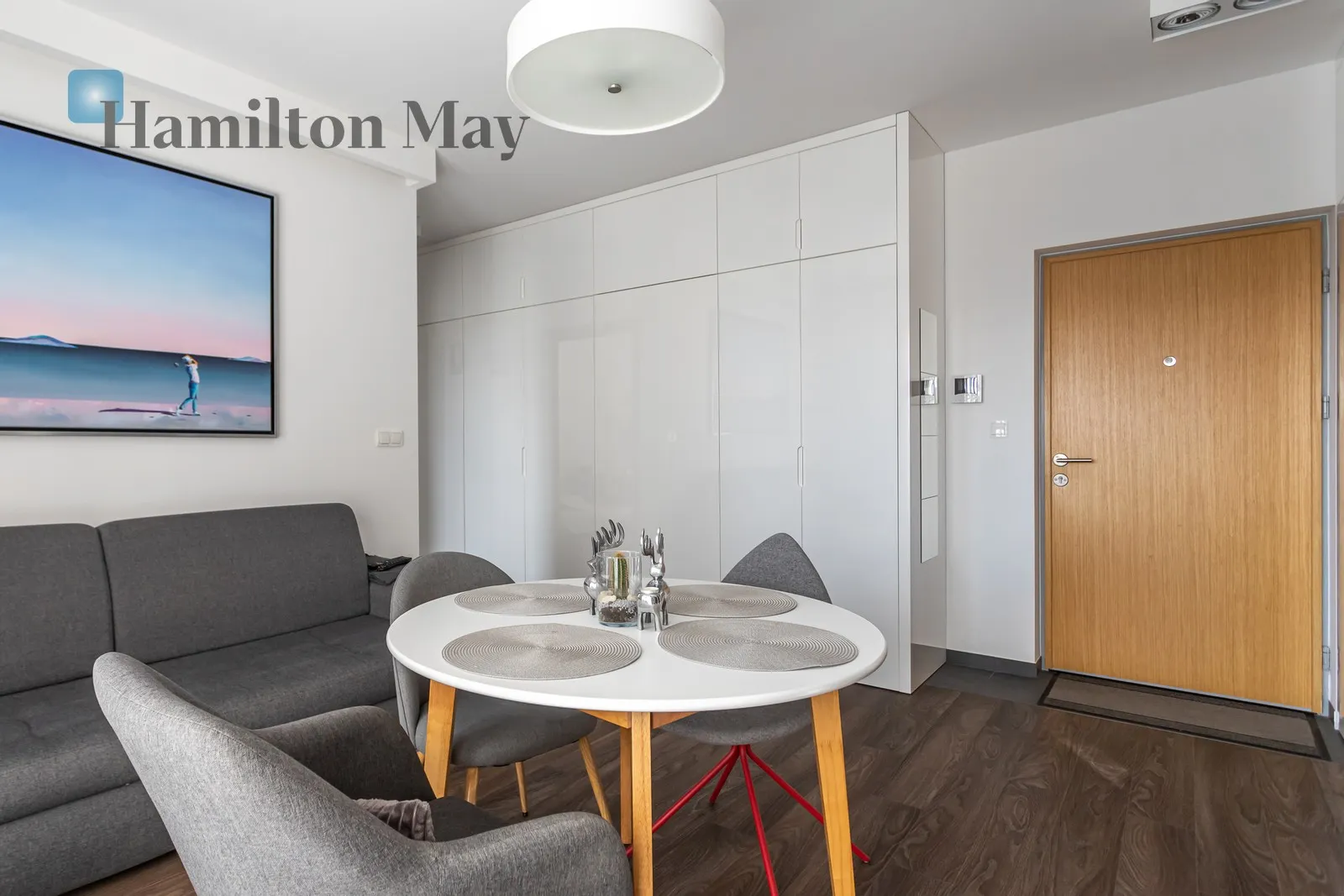 Street: Pańska Region: Wola Subregion: Mirów Distance to centre: 1.56 km Level: 6 Price: 6800 PLN Bedrooms: 2 Bathrooms: 2 Size: 70m2 - slider