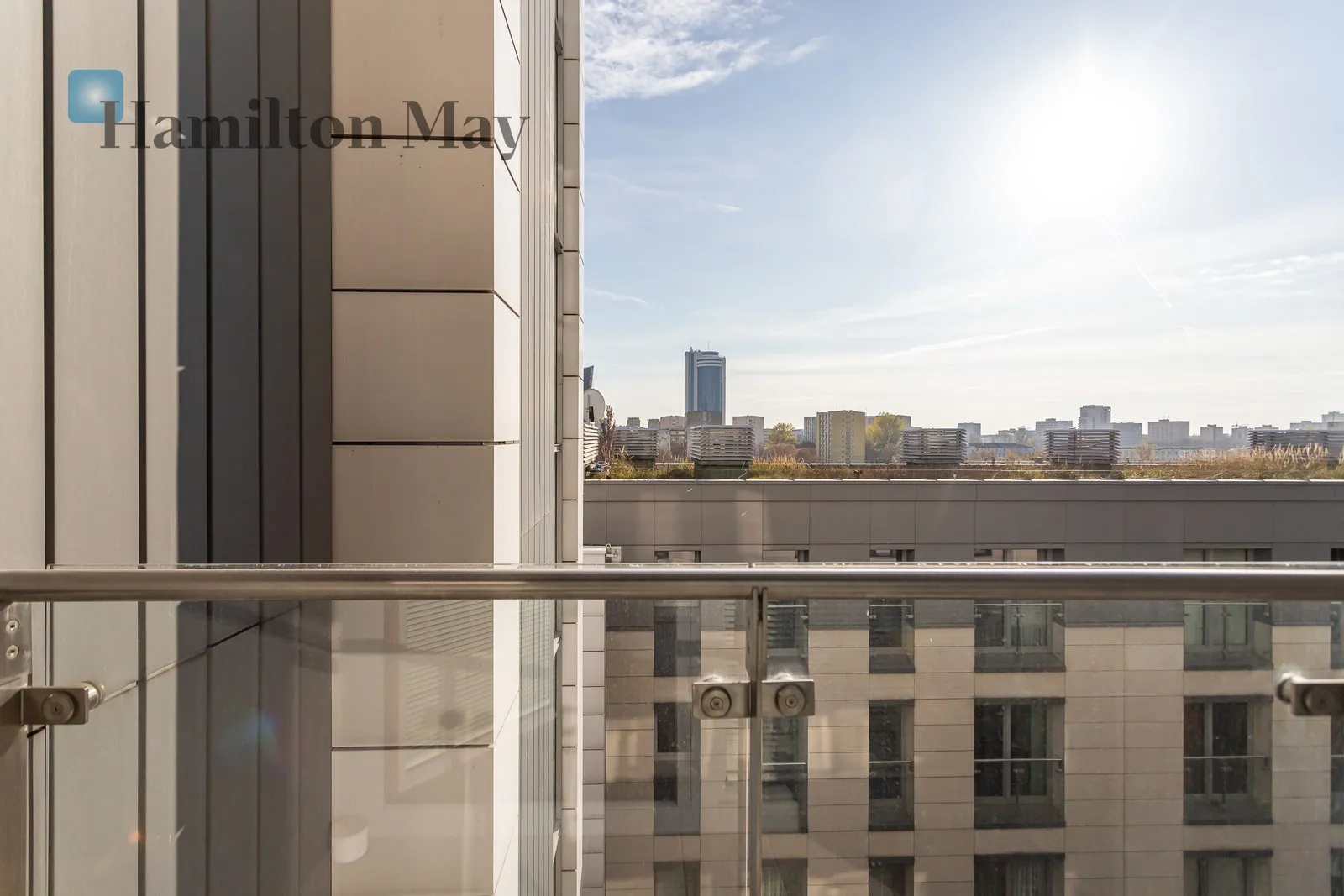 Level: 6 Price: 6800 PLN Bedrooms: 2 Bathrooms: 2 Size: 70m2 Price/m2: 97 PLN - slider