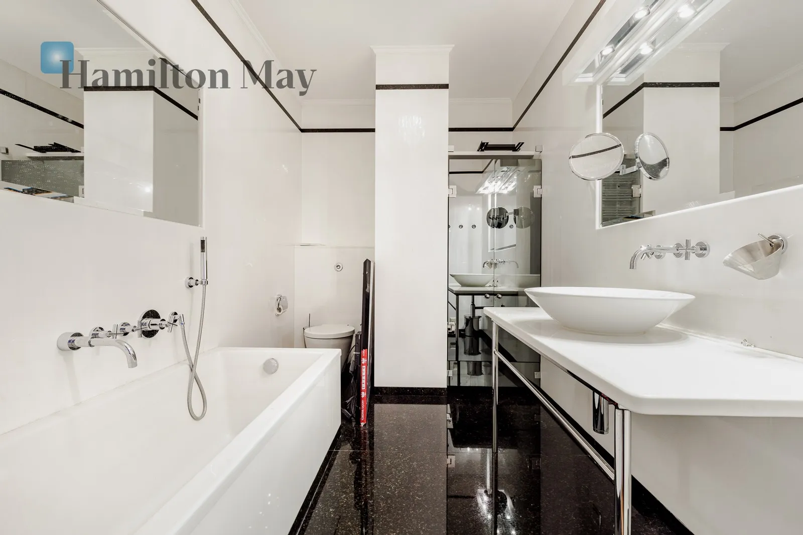 Region: Mokotów Subregion: Stary Mokotów Distance to centre: 2.75 km Level: 1 Price: 9500 PLN Bedrooms: 2 Bathrooms: 2 Size: 130m2 Price/m2: 73 PLN - slider