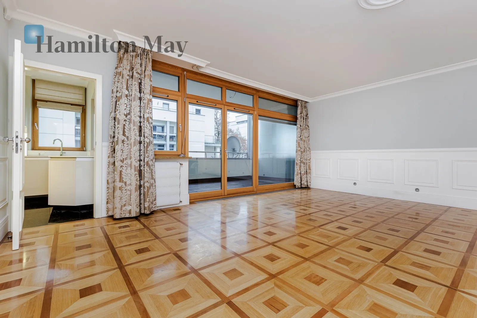 Street: Biały Kamień Region: Mokotów Subregion: Stary Mokotów Distance to centre: 2.75 km Level: 1 Price: 9500 PLN Bedrooms: 2 Bathrooms: 2 Size: 130m2 Price/m2: 73 PLN - slider