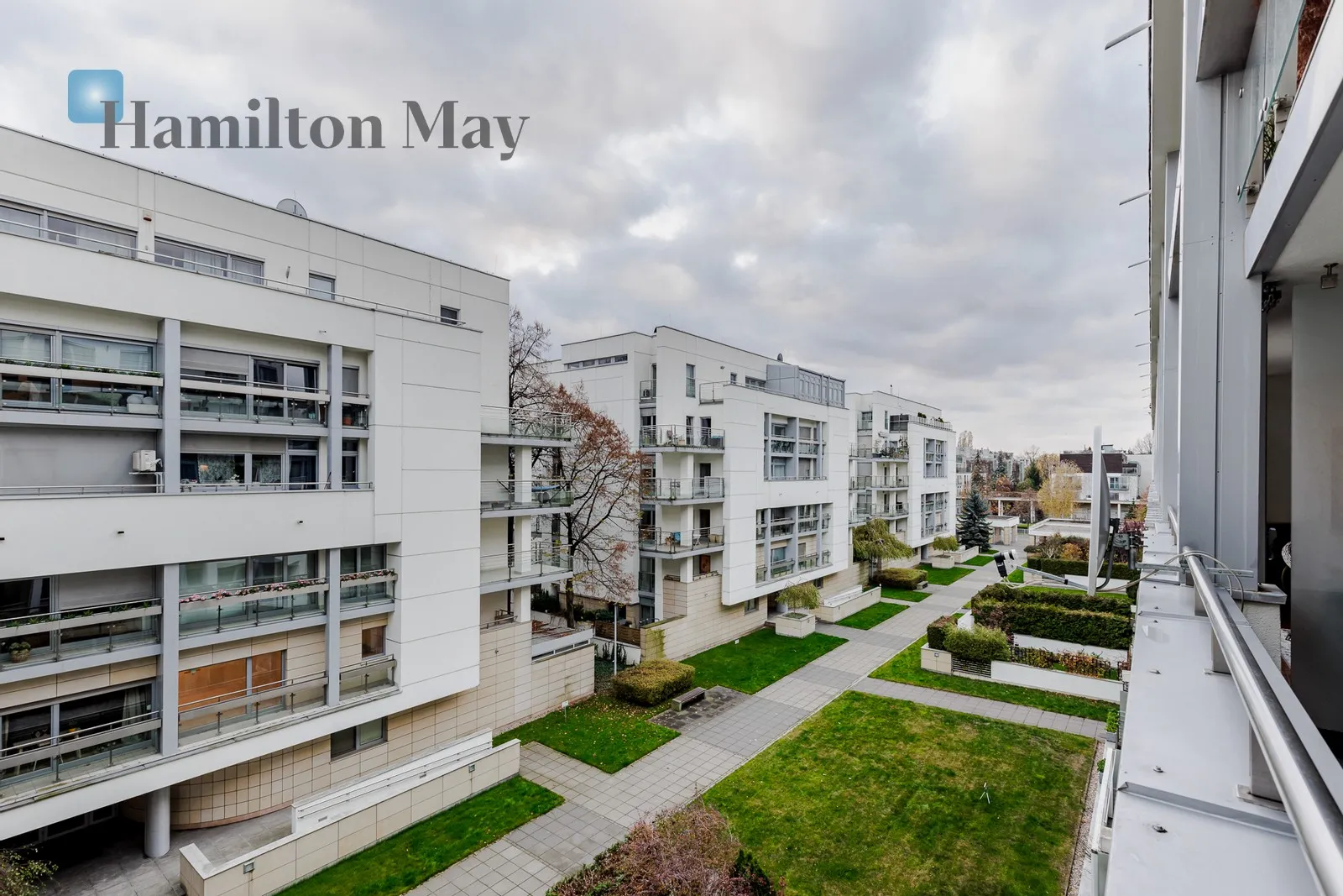 Distance to centre: 2.75 km Level: 1 Price: 9500 PLN Bedrooms: 2 Bathrooms: 2 Size: 130m2 Price/m2: 73 PLN - slider