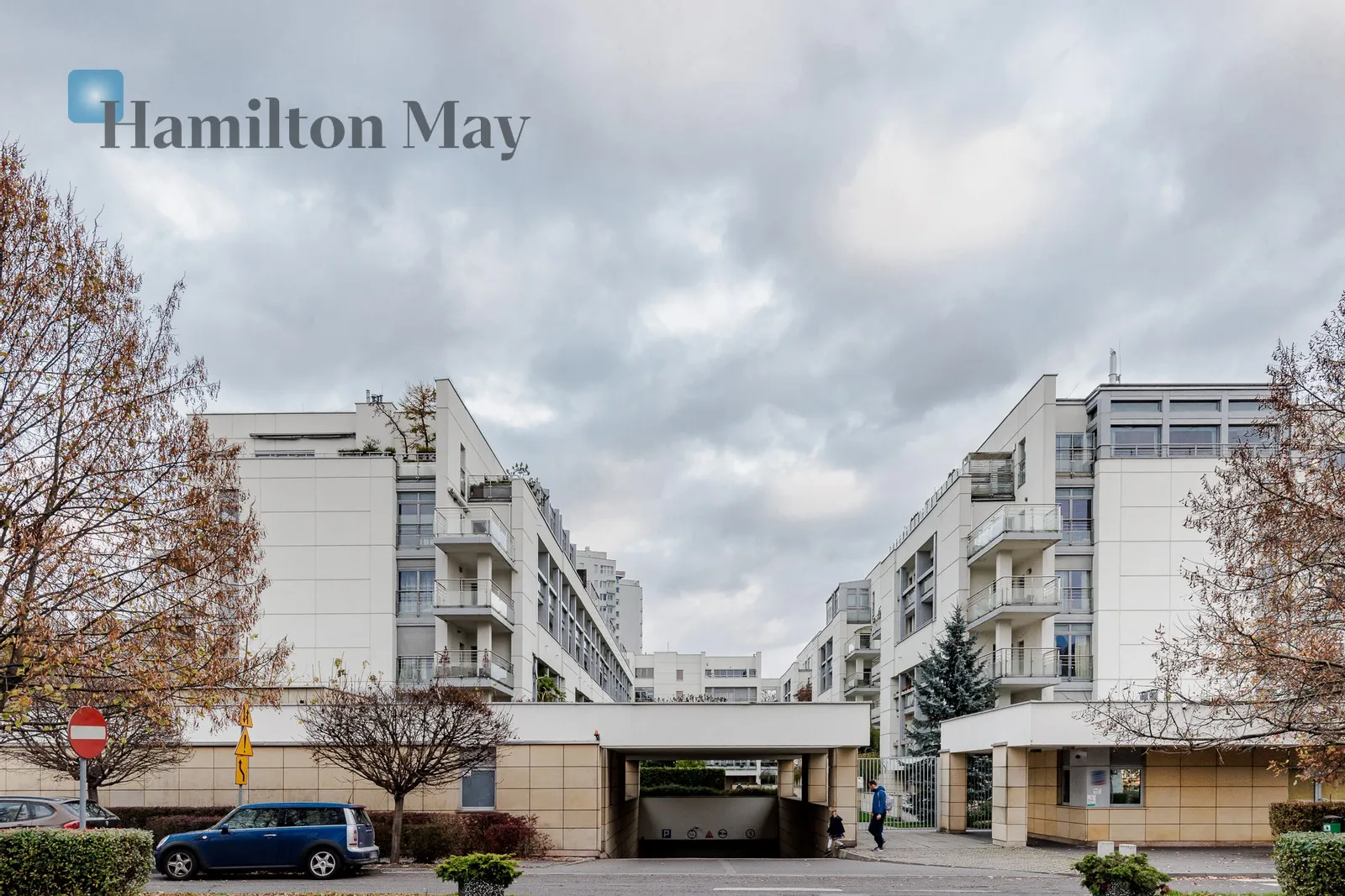 Distance to centre: 2.75 km Level: 1 Price: 9500 PLN Bedrooms: 2 Bathrooms: 2 Size: 130m2 - slider