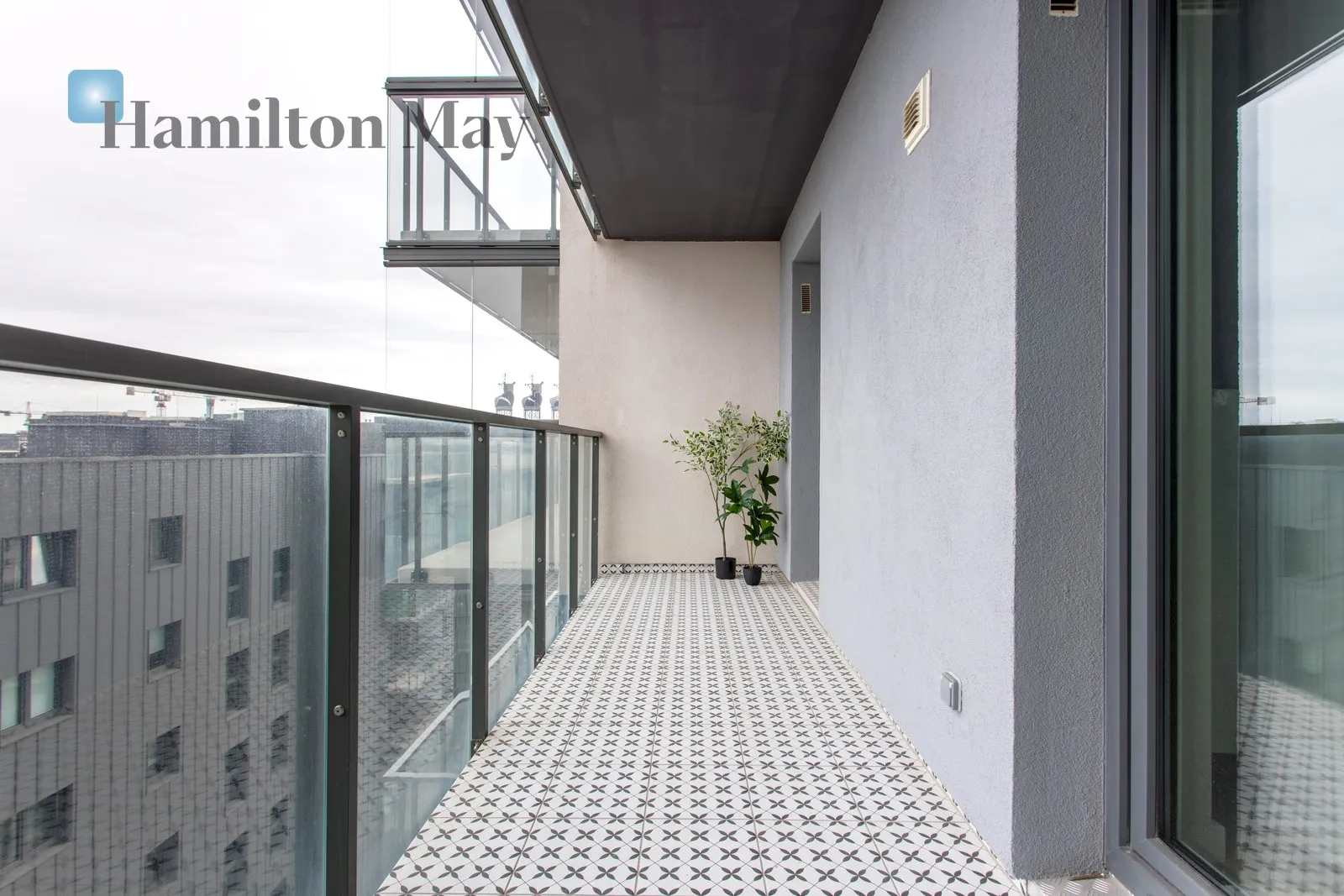 Subregion: Ołbin Distance to centre: 2.7 km Level: 8 Price: 3700 PLN Bedrooms: 1 Bathrooms: 1 Size: 44m2 Price/m2: 84 PLN - slider