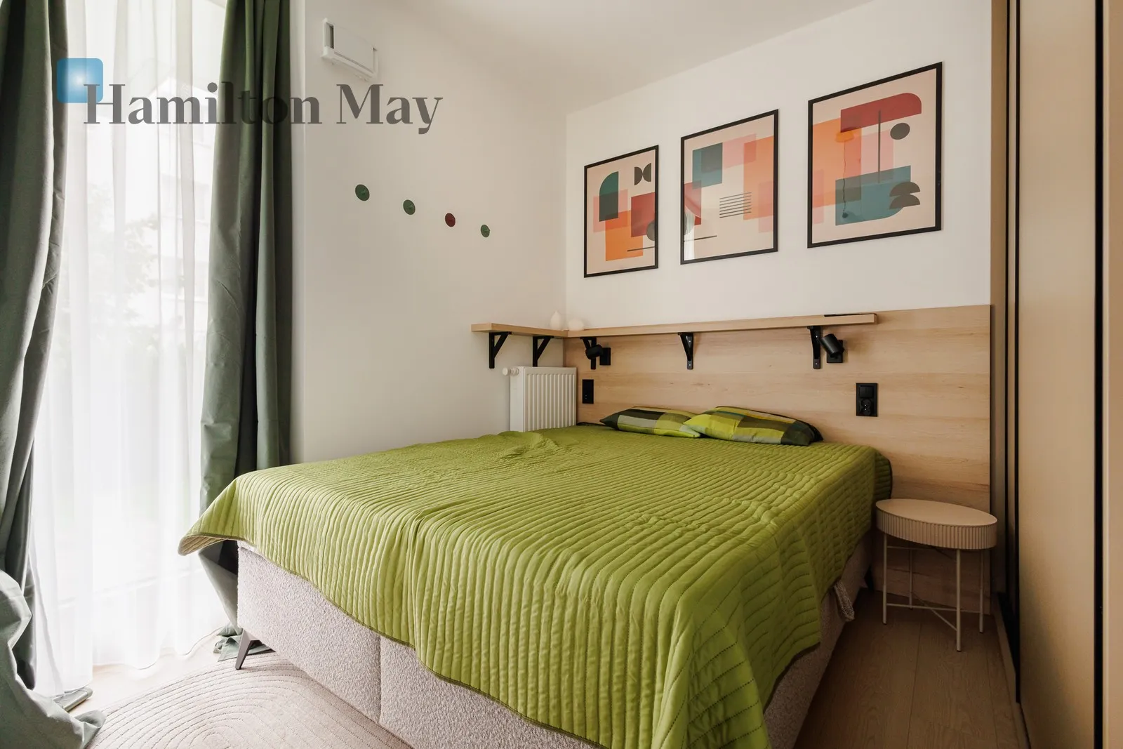 Street: Chmielna Region: Wola Subregion: Mirów Distance to centre: 0.94 km Price: 4800 PLN Bedrooms: 1 Bathrooms: 1 - slider
