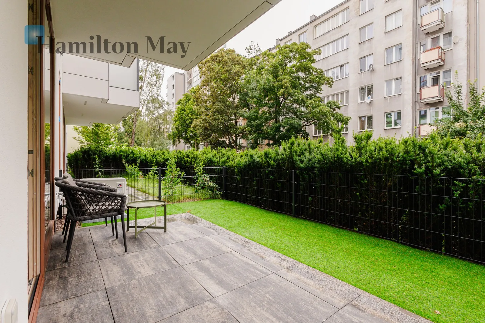 Street: Chmielna Region: Wola Subregion: Mirów Distance to centre: 0.94 km Price: 4800 PLN Bedrooms: 1 - slider