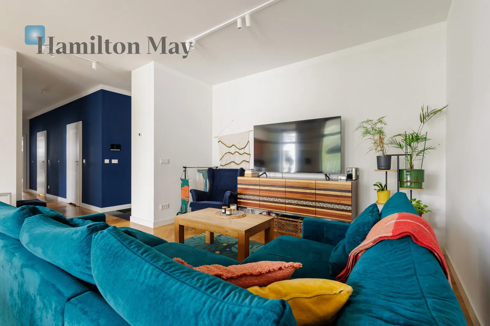 Street: Dzikich Jabłoni Region: Mokotów Subregion: Stegny Distance to centre: 5.7 km Level: 1 Price: 8000 PLN Bedrooms: 3 Bathrooms: 2 Size: 93.4m2 - slider