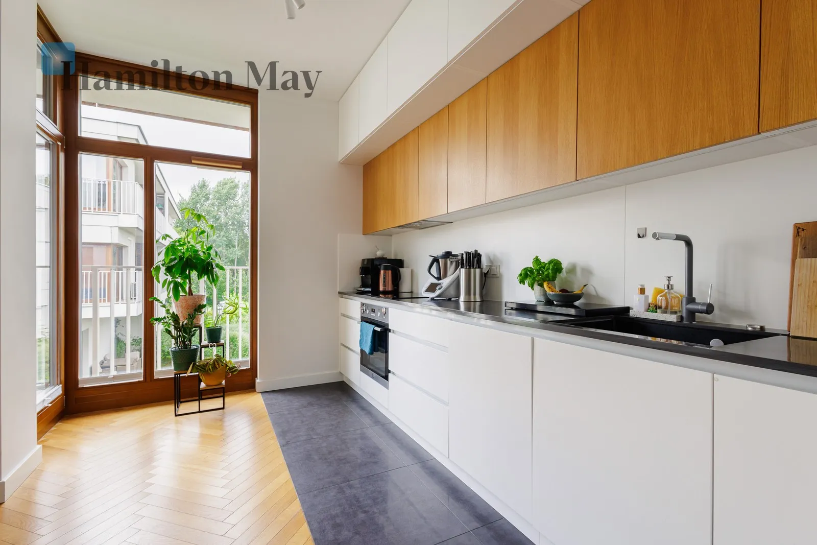 City: Warszawa Street: Dzikich Jabłoni Region: Mokotów Subregion: Stegny Distance to centre: 5.7 km Level: 1 Price: 8000 PLN Bedrooms: 3 Bathrooms: 2 Size: 93.4m2 - slider
