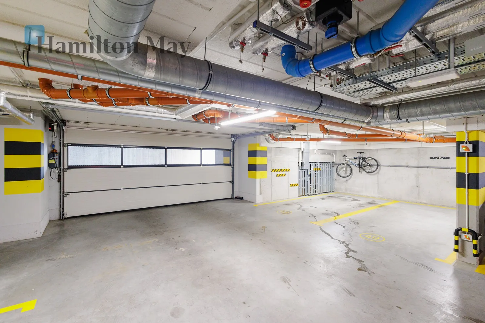 Distance to centre: 5.7 km Level: 1 Price: 8000 PLN Bedrooms: 3 Bathrooms: 2 Size: 93.4m2 - slider