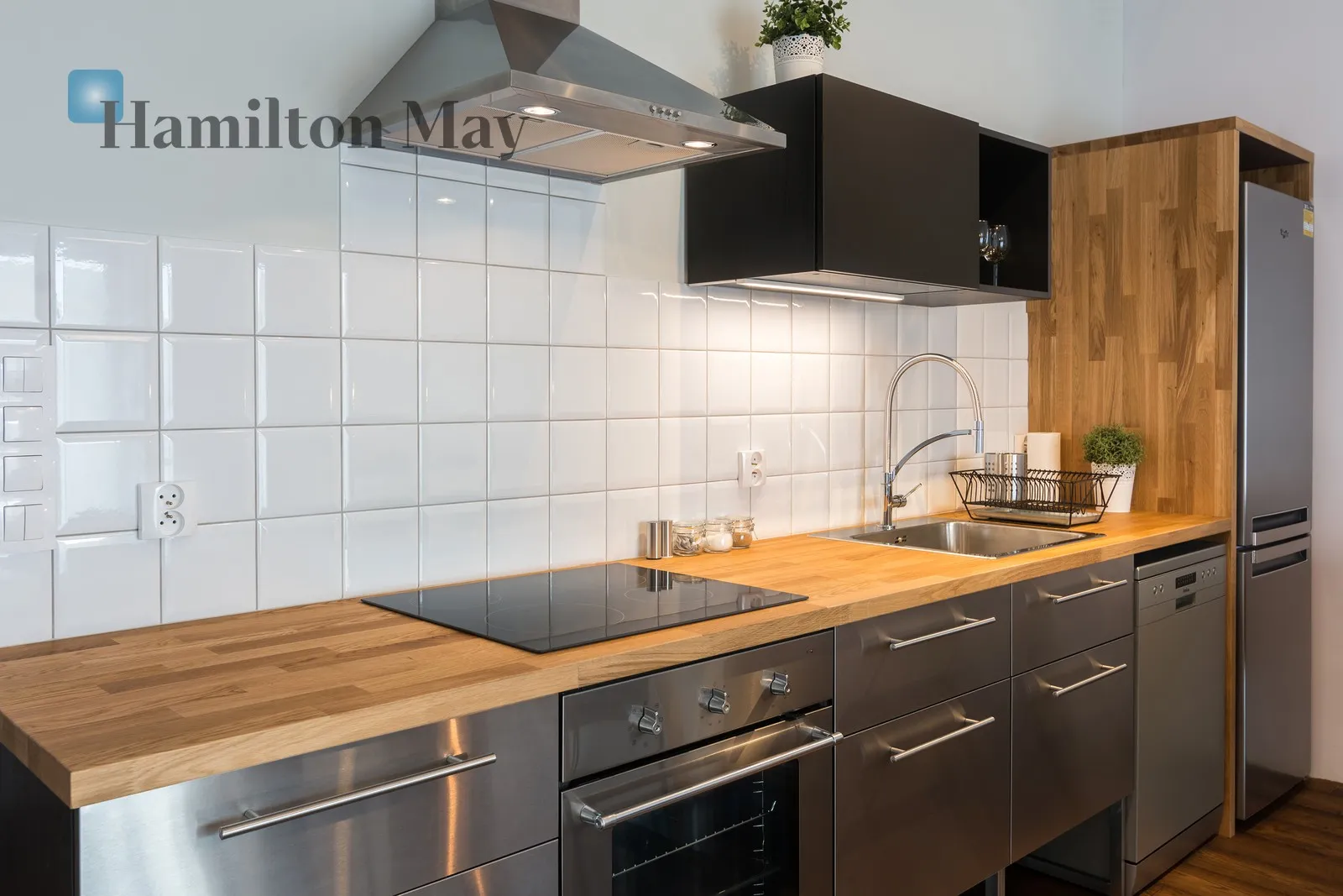Street: Rakowicka Region: Stare Miasto Distance to centre: 1.44 km Level: 4 Price: 1756080 PLN Bedrooms: 2 Bathrooms: 1 Size: 73.17m2 - slider