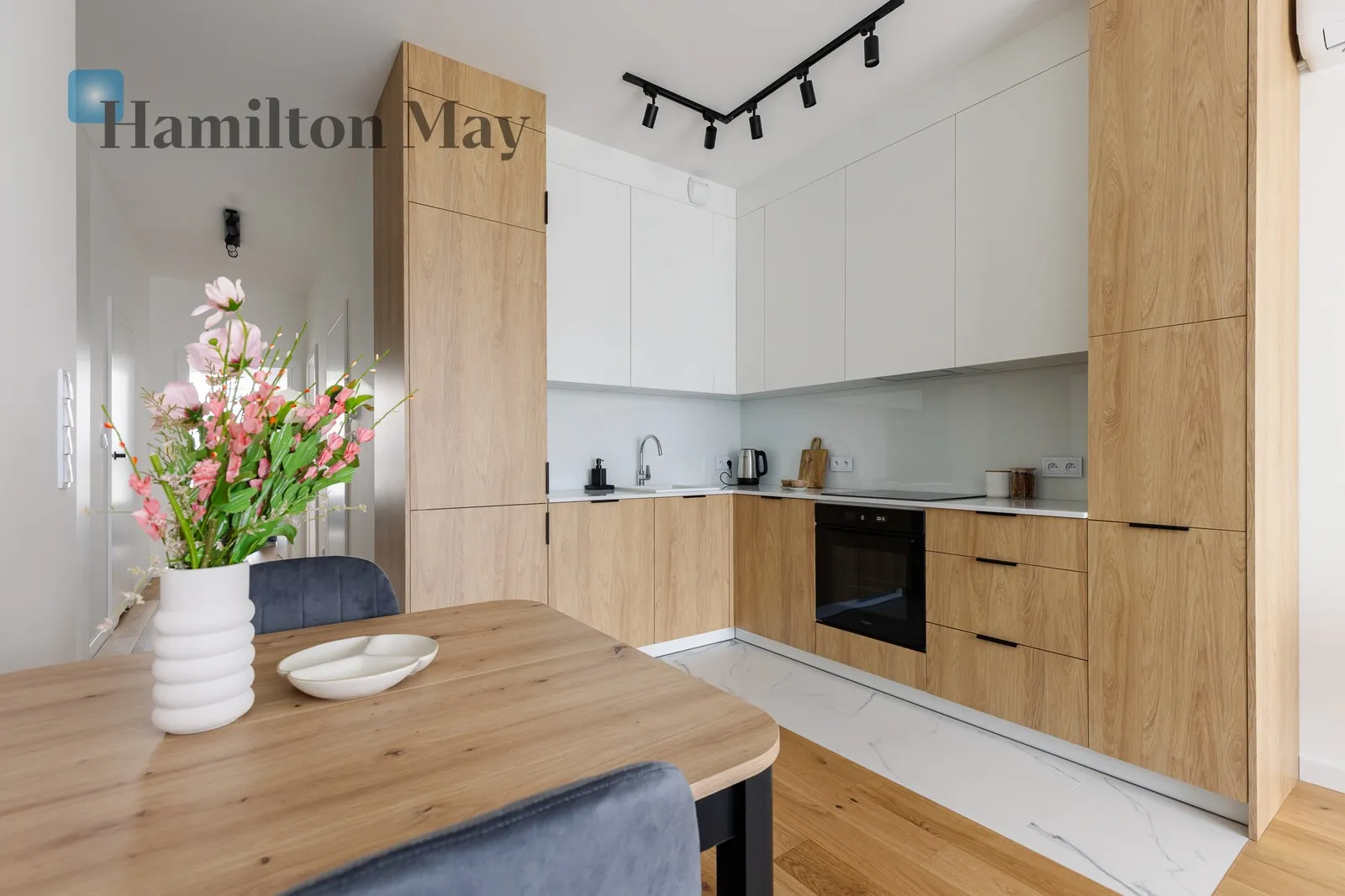 Street: Giserska Region: Ursus Subregion: Szamoty Distance to centre: 8.99 km Level: 6 Price: 4700 PLN Bedrooms: 2 Bathrooms: 1 Size: 58m2 - slider