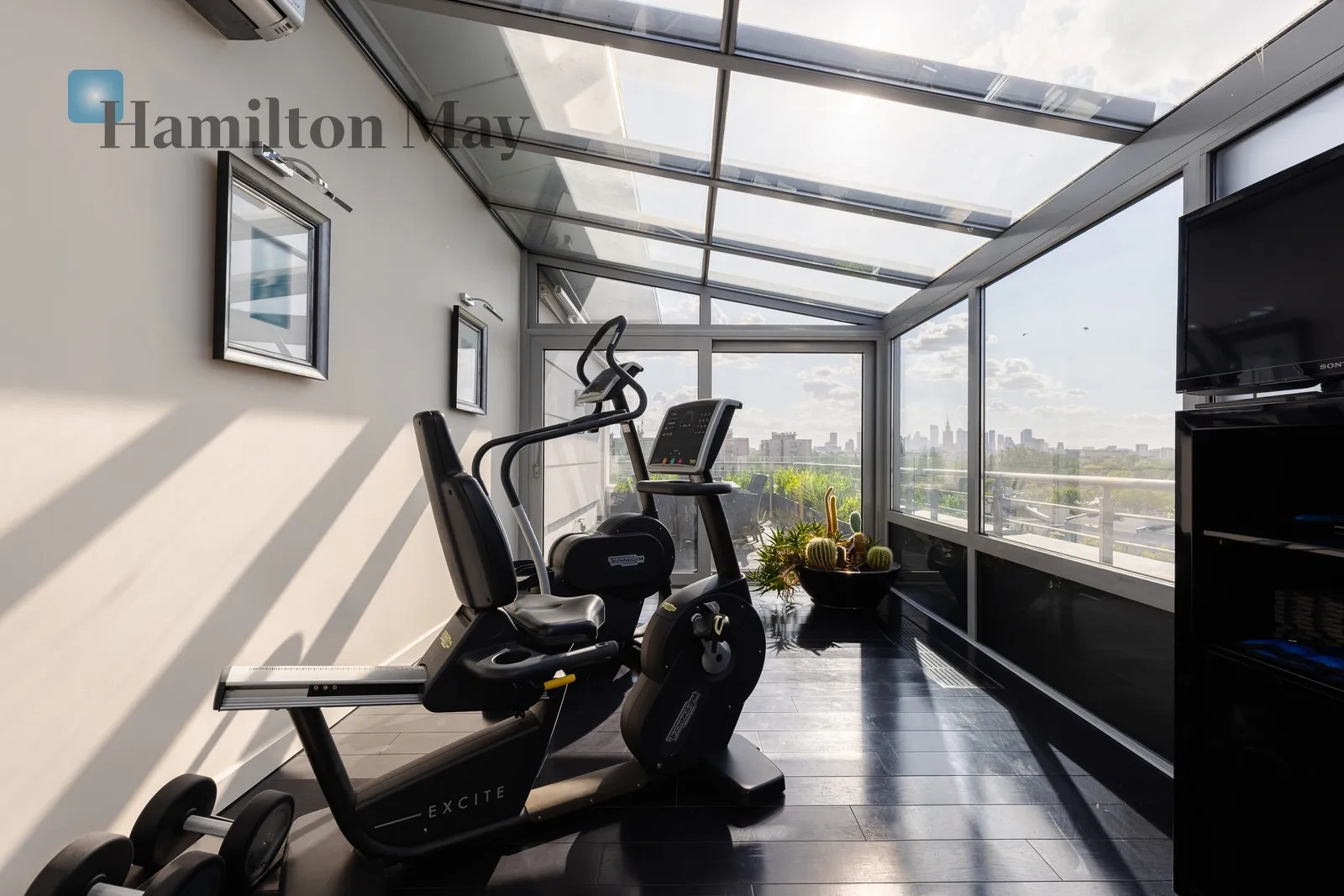 Comfortable penthouse with a view of the Warsaw skyline - slider