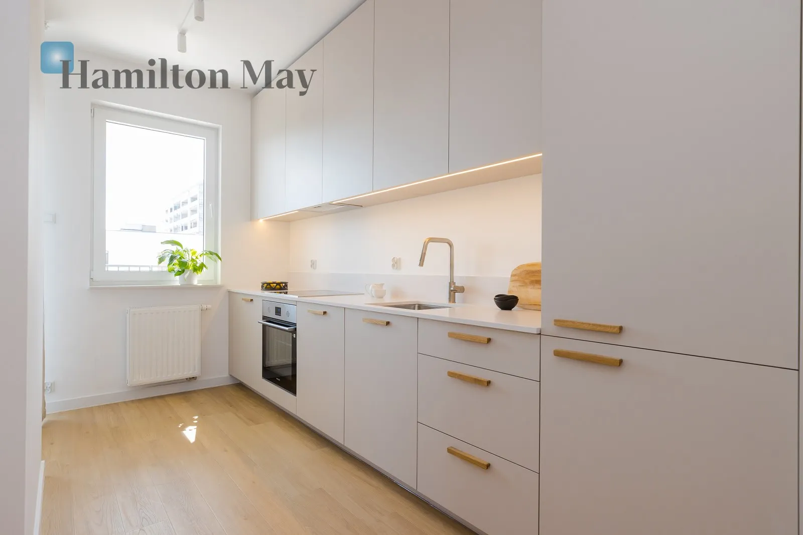 City: Kraków Street: Myśliwska Region: Podgórze Subregion: Płaszów Distance to centre: 4.69 km Level: 5 Price: 819000 PLN Bedrooms: 1 Bathrooms: 1 - slider