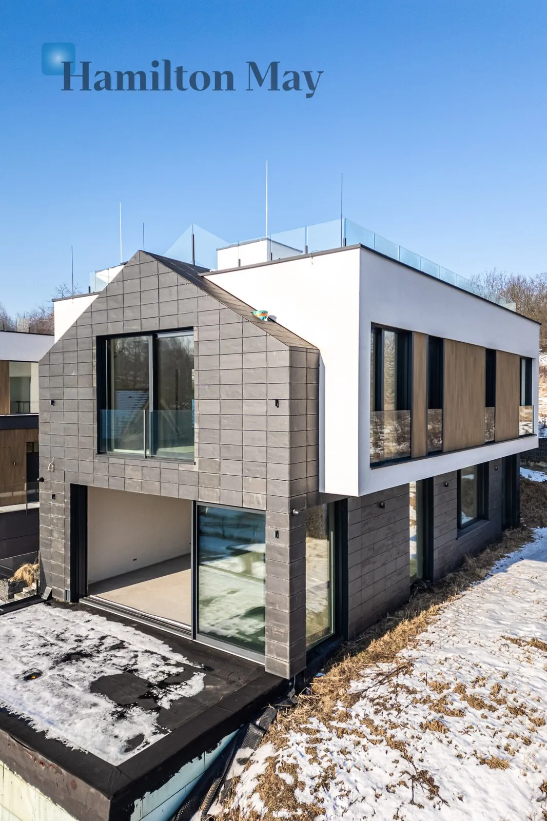 Distance to centre: 6.85 km Price: 5950000 PLN Bedrooms: 4 Bathrooms: 3 - slider