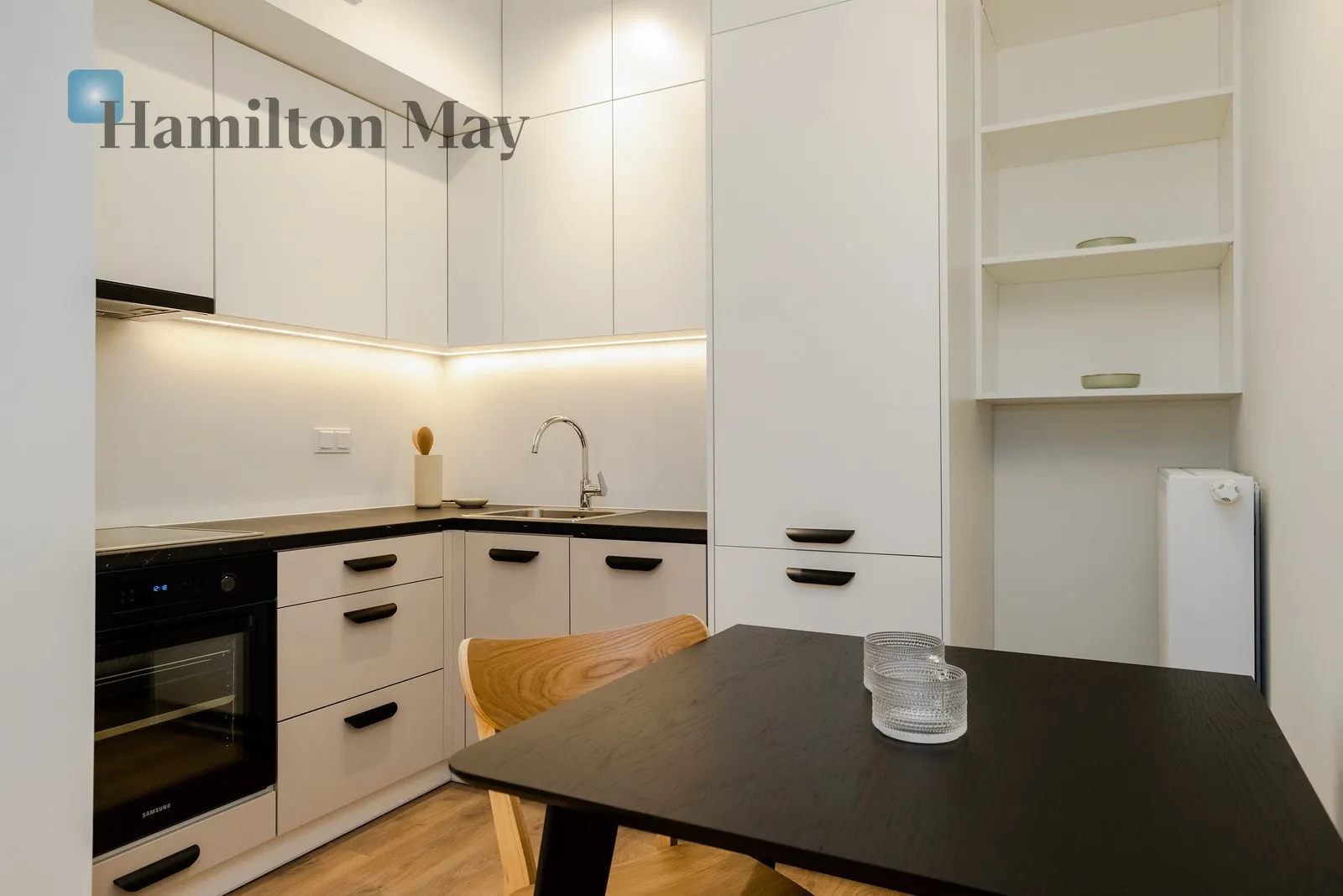 City: Warszawa Street: Grzybowska Region: Wola Subregion: Mirów Distance to centre: 1.6 km Level: 8 Price: 1240000 PLN Bedrooms: 1 Bathrooms: 1 - slider