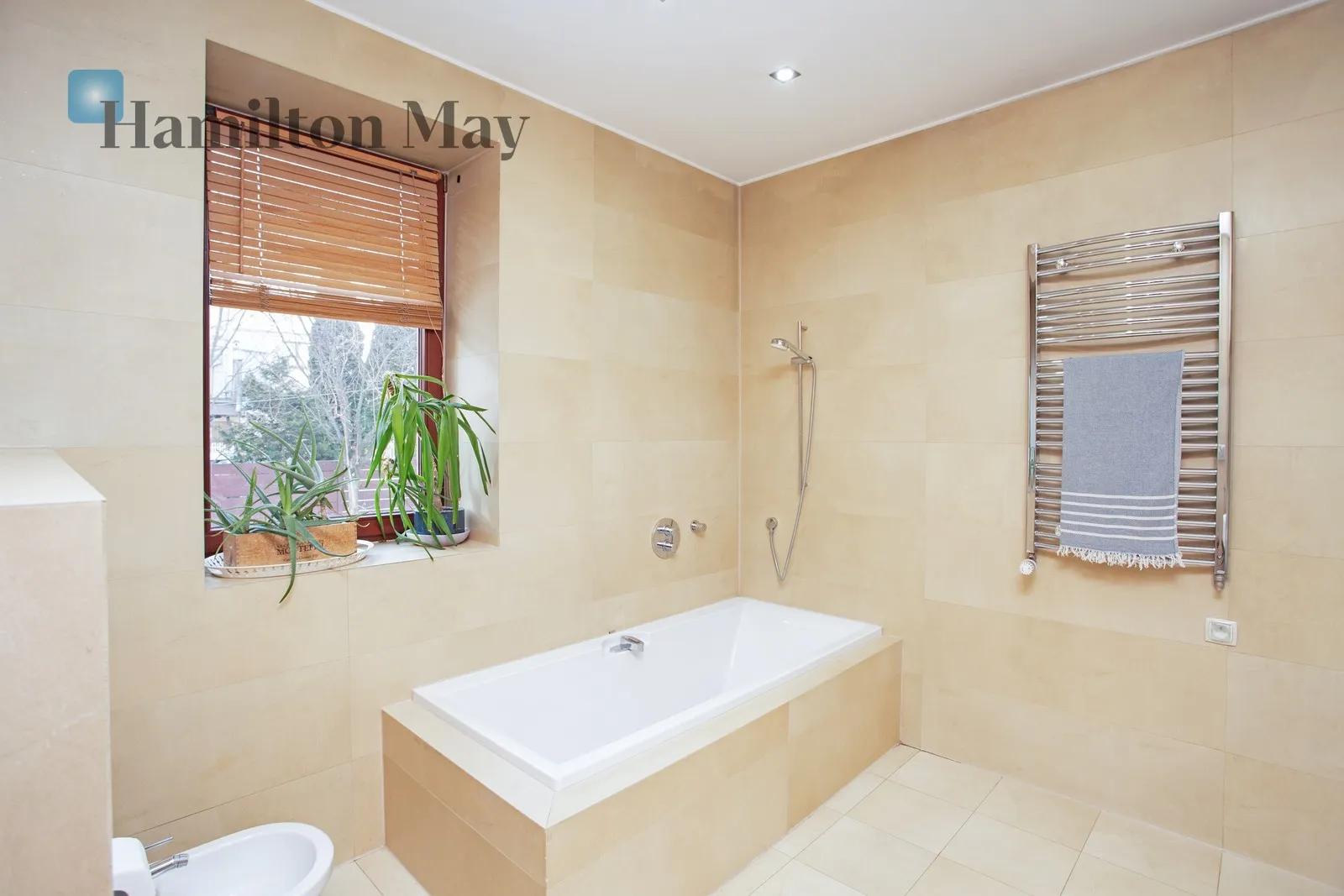 Distance to centre: 3.21 km Price: 3150000 PLN Bedrooms: 3 Bathrooms: 3 - slider