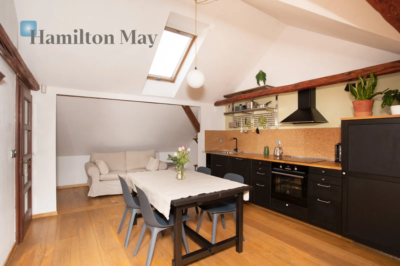 Distance to centre: 3.21 km Price: 3150000 PLN Bedrooms: 3 - slider