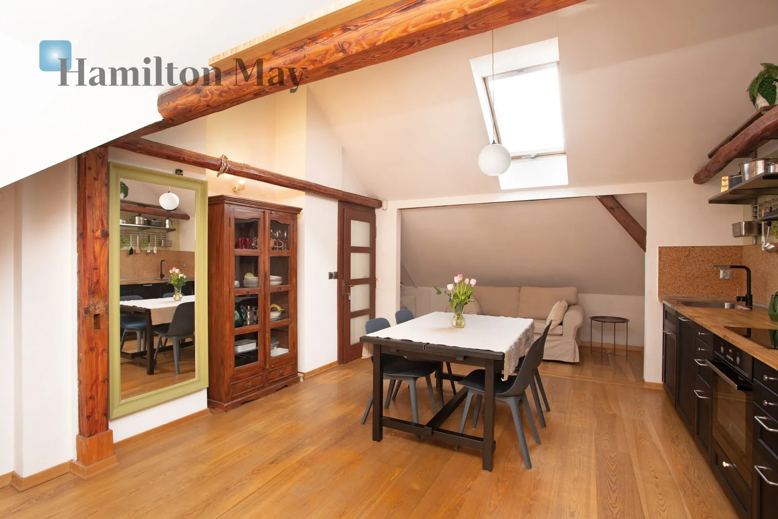 Distance to centre: 3.21 km Price: 3150000 PLN Bedrooms: 3 Bathrooms: 3 Plot size: 420m2 - slider