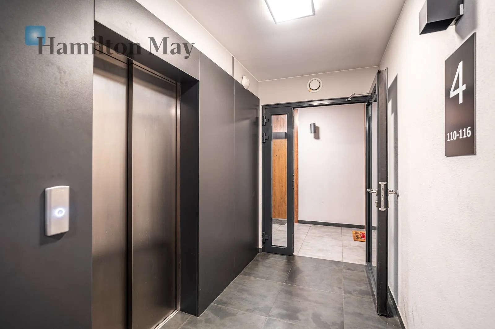 Елегантна квартира в Заблочі з лоджією, гаражем та коморою - slider