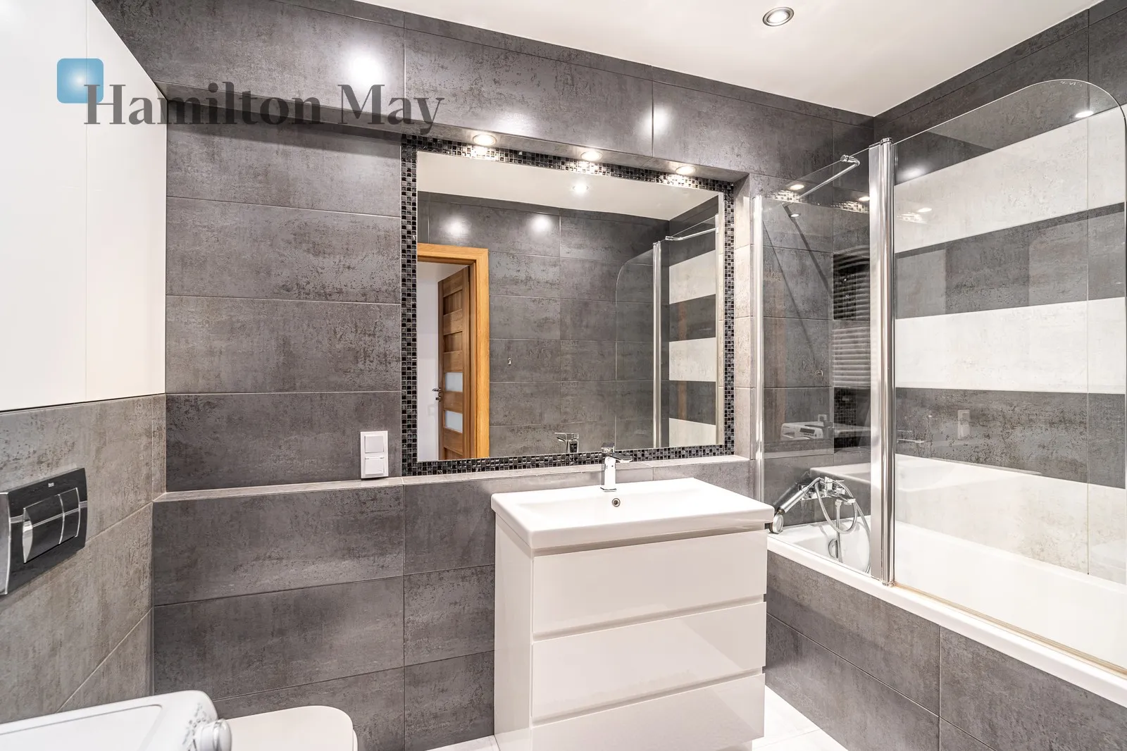 Елегантна квартира в Заблочі з лоджією, гаражем та коморою - slider