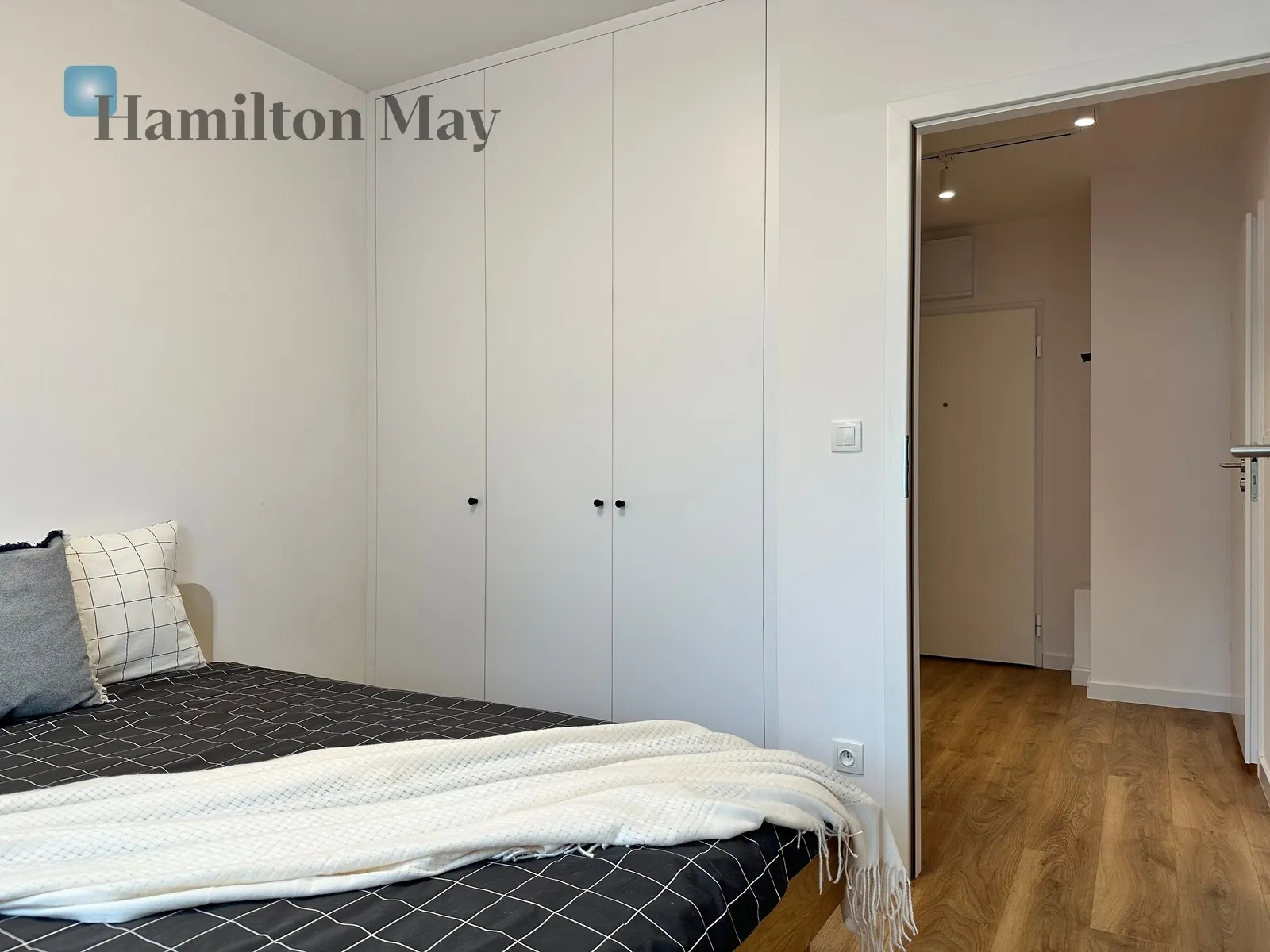 City: Warszawa Street: Bokserska Region: Mokotów Subregion: Służewiec Distance to centre: 6.51 km Level: 2 Price: 1020000 PLN Bedrooms: 2 - slider