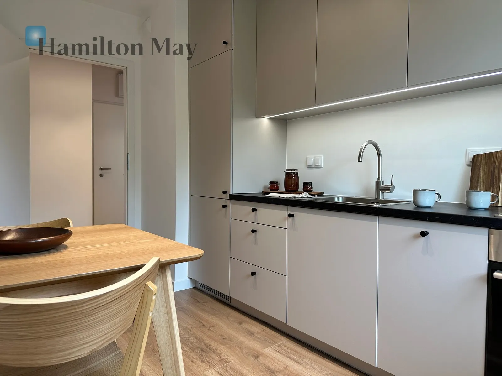 Street: Bokserska Region: Mokotów Subregion: Służewiec Distance to centre: 6.51 km Level: 8 Price: 985000 PLN Bedrooms: 1 - slider