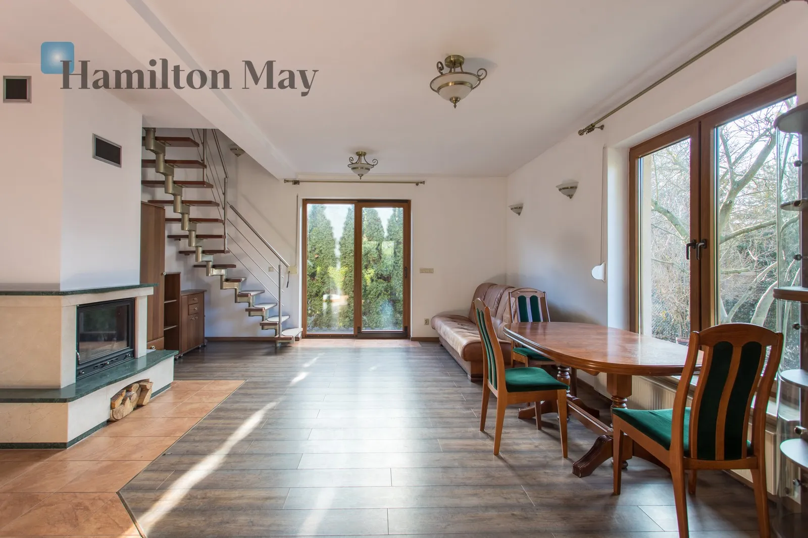 Продається просторий, функціональний окремий будинок загальною площею приблизно 200 м², розташований на великій ділянці площею 1339 м². Побудований у 2012 році, цей будинок ідеально підходить для сім'ї, яка шукає комфорт, простір та спокійну обстановку. - slider