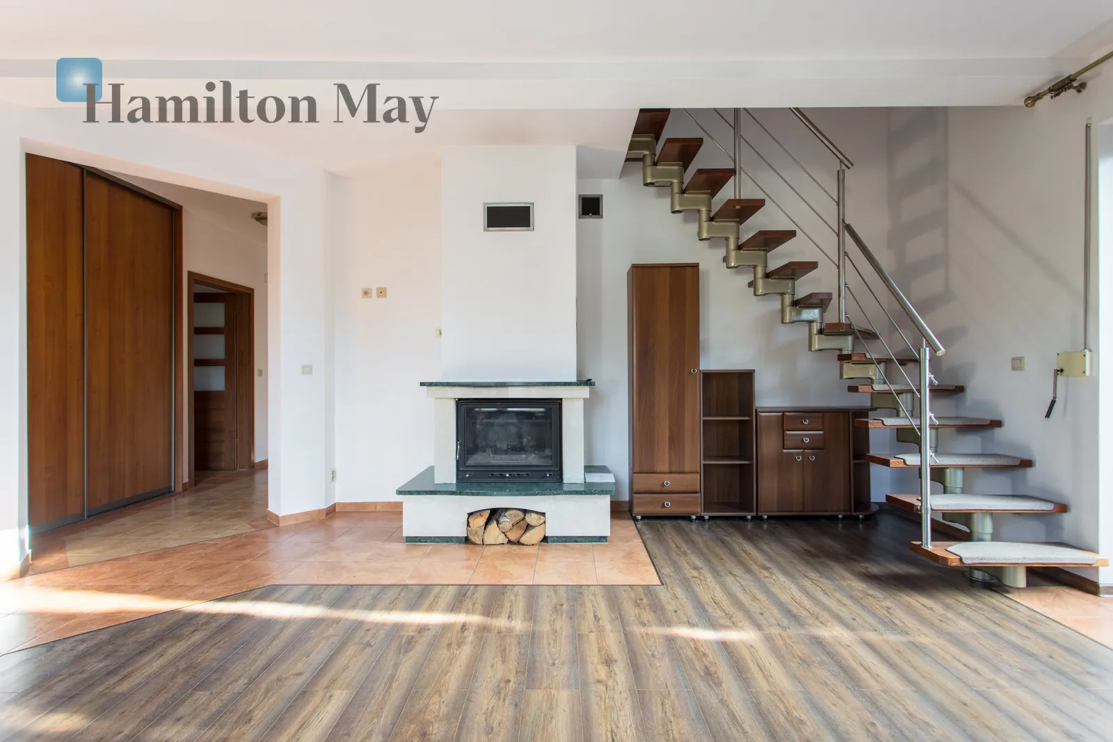 Продається просторий, функціональний окремий будинок загальною площею приблизно 200 м², розташований на великій ділянці площею 1339 м². Побудований у 2012 році, цей будинок ідеально підходить для сім'ї, яка шукає комфорт, простір та спокійну обстановку. - slider