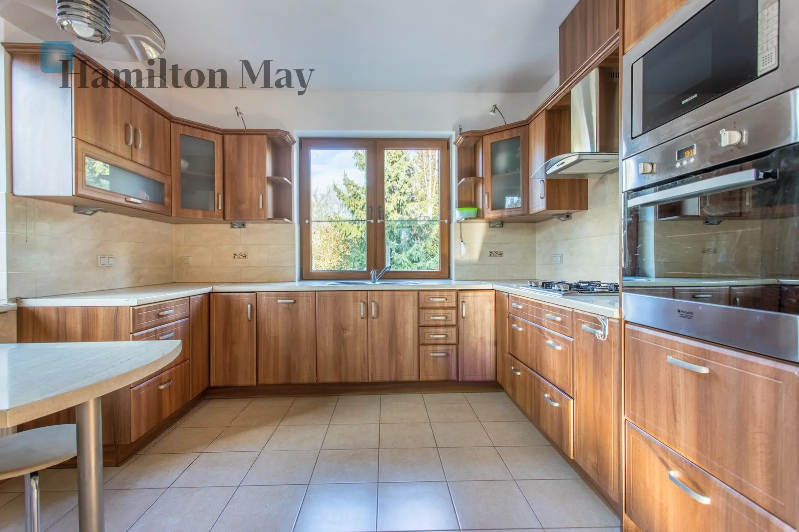 Продається просторий, функціональний окремий будинок загальною площею приблизно 200 м², розташований на великій ділянці площею 1339 м². Побудований у 2012 році, цей будинок ідеально підходить для сім'ї, яка шукає комфорт, простір та спокійну обстановку. - slider