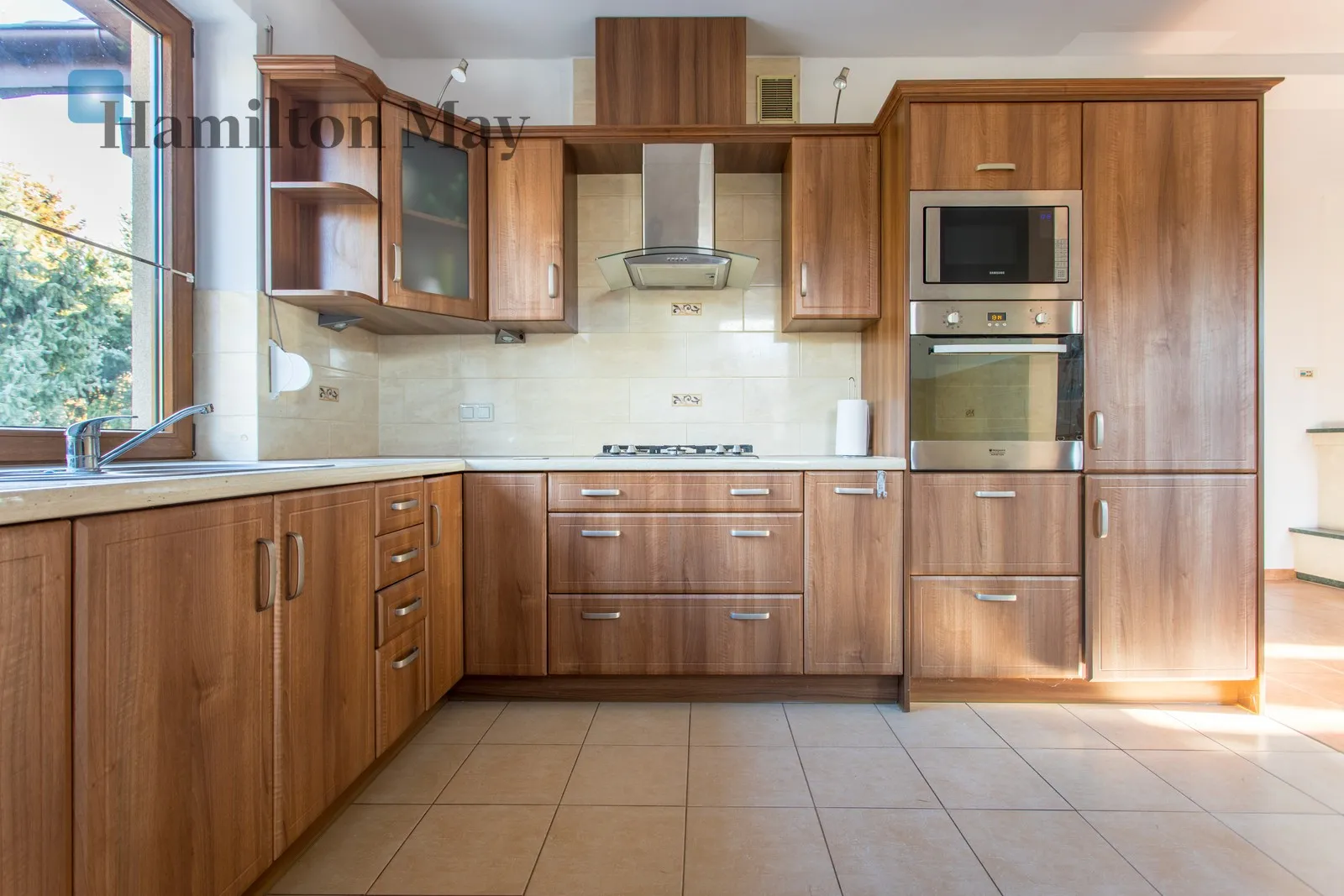 Продається просторий, функціональний окремий будинок загальною площею приблизно 200 м², розташований на великій ділянці площею 1339 м². Побудований у 2012 році, цей будинок ідеально підходить для сім'ї, яка шукає комфорт, простір та спокійну обстановку. - slider