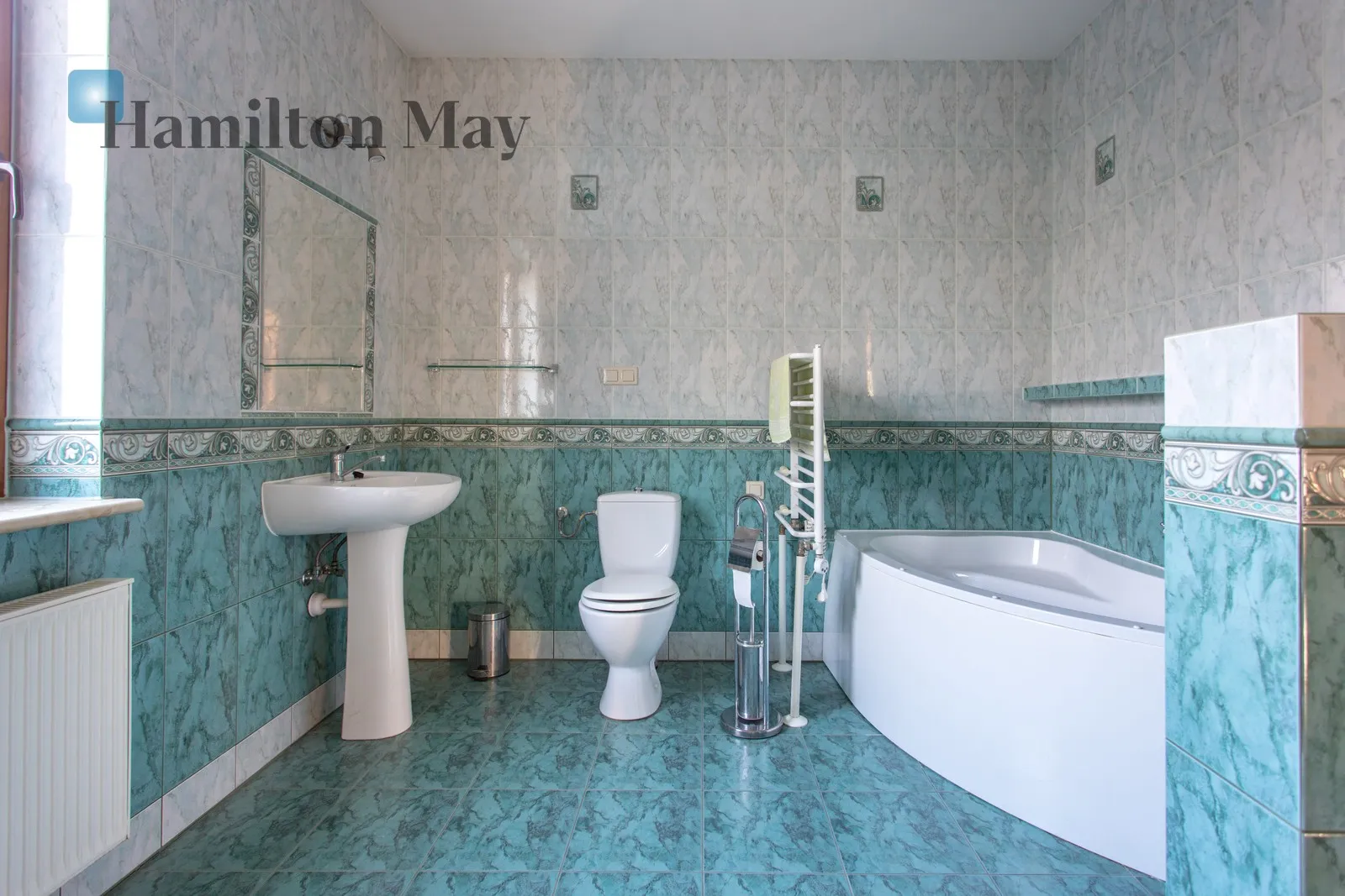 Продається просторий, функціональний окремий будинок загальною площею приблизно 200 м², розташований на великій ділянці площею 1339 м². Побудований у 2012 році, цей будинок ідеально підходить для сім'ї, яка шукає комфорт, простір та спокійну обстановку. - slider