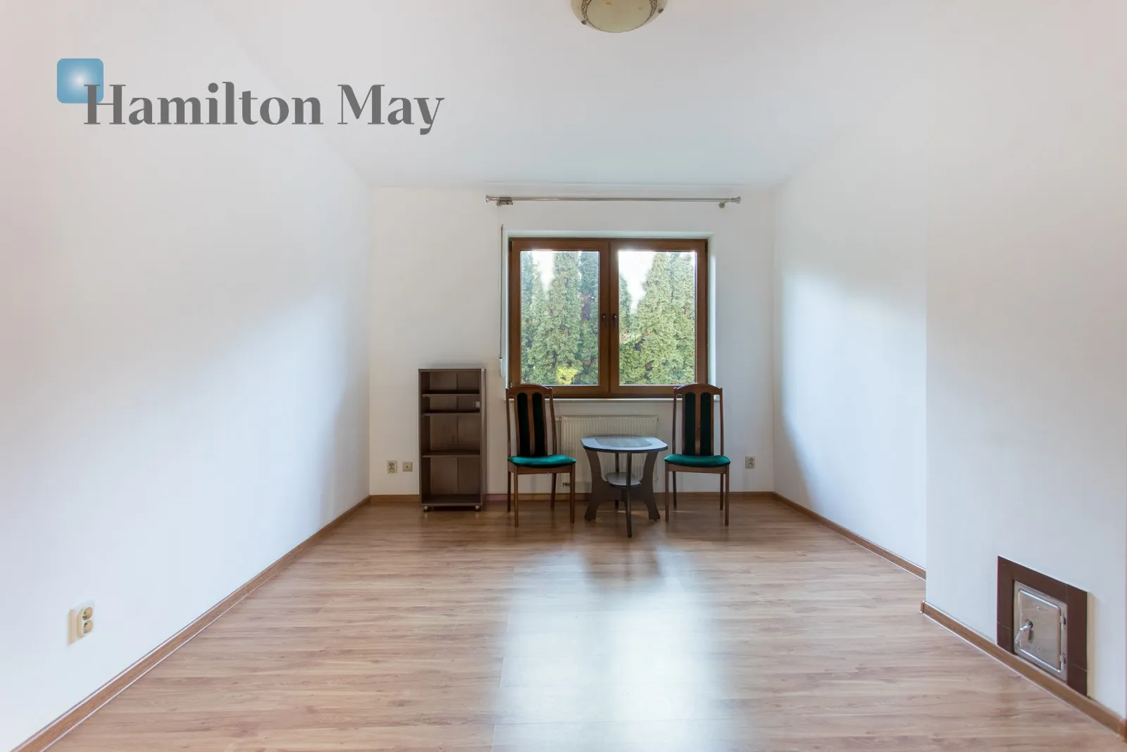 Продається просторий, функціональний окремий будинок загальною площею приблизно 200 м², розташований на великій ділянці площею 1339 м². Побудований у 2012 році, цей будинок ідеально підходить для сім'ї, яка шукає комфорт, простір та спокійну обстановку. - slider