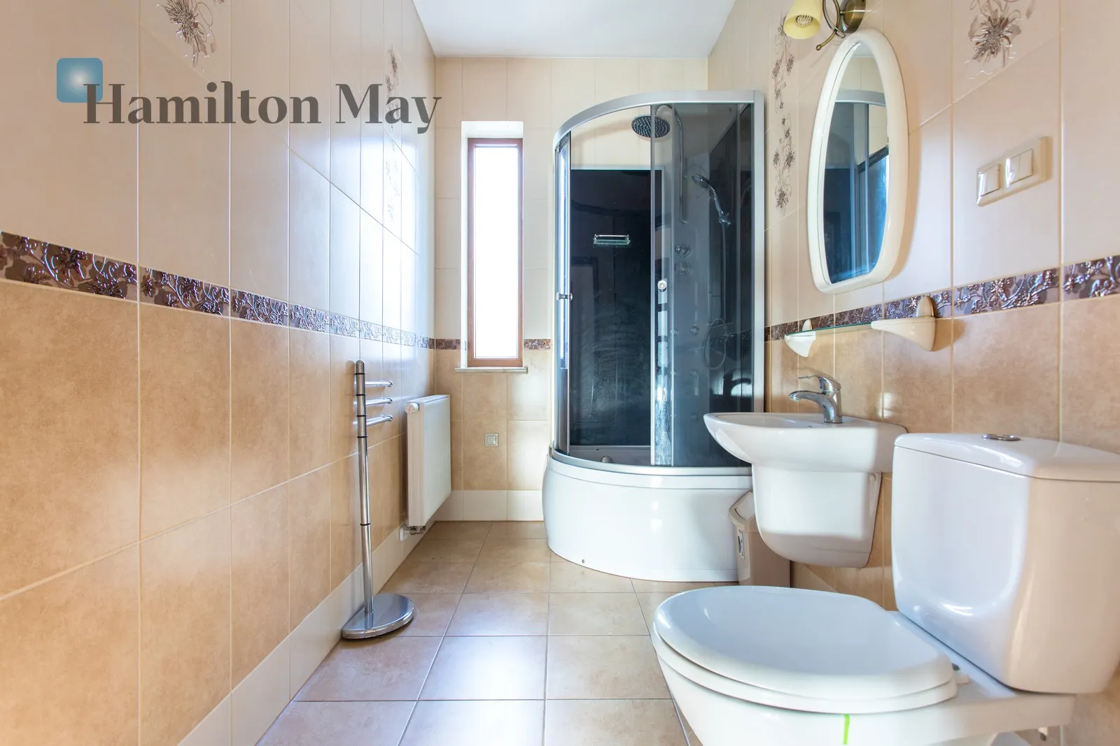 Продається просторий, функціональний окремий будинок загальною площею приблизно 200 м², розташований на великій ділянці площею 1339 м². Побудований у 2012 році, цей будинок ідеально підходить для сім'ї, яка шукає комфорт, простір та спокійну обстановку. - slider