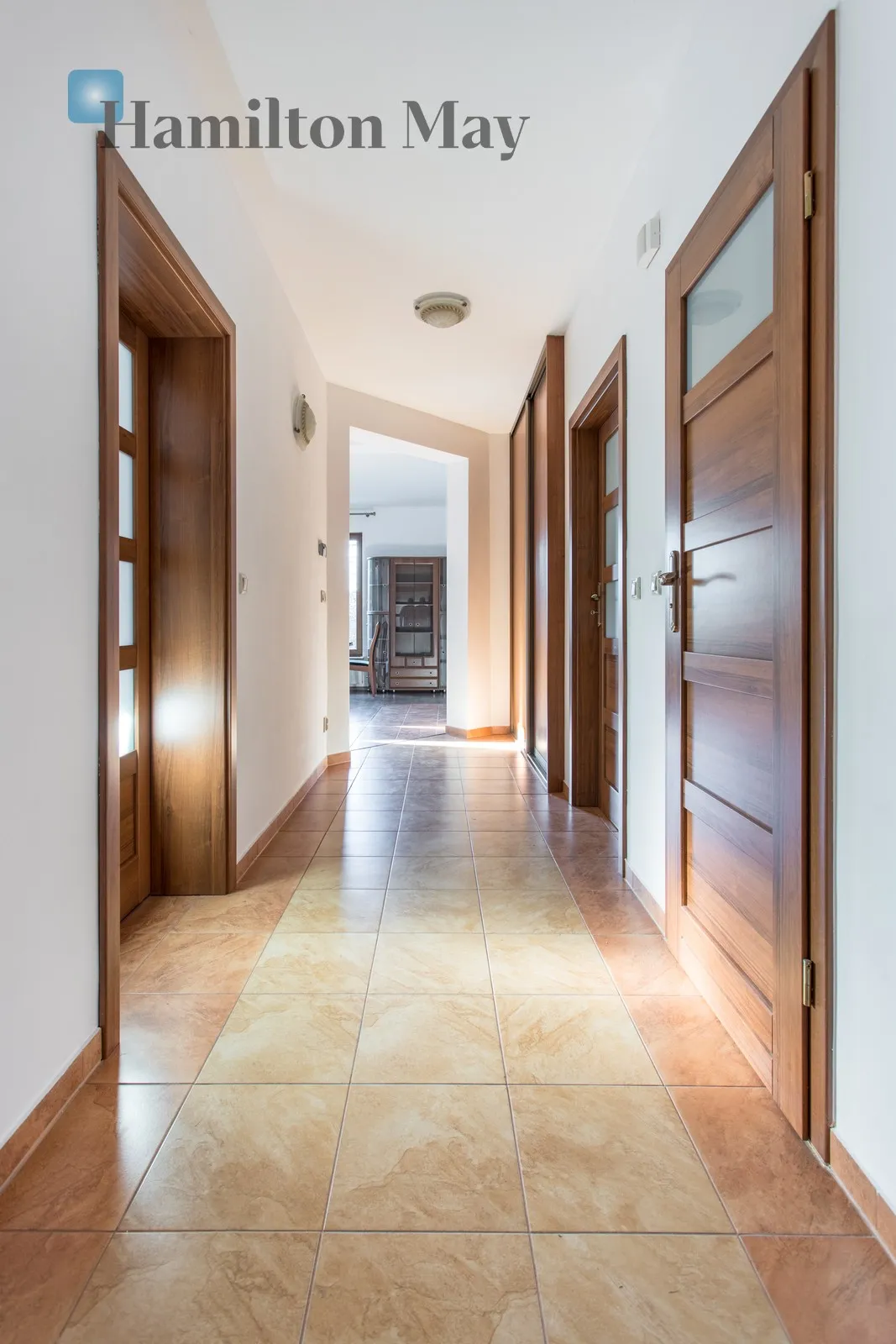 Продається просторий, функціональний окремий будинок загальною площею приблизно 200 м², розташований на великій ділянці площею 1339 м². Побудований у 2012 році, цей будинок ідеально підходить для сім'ї, яка шукає комфорт, простір та спокійну обстановку. - slider